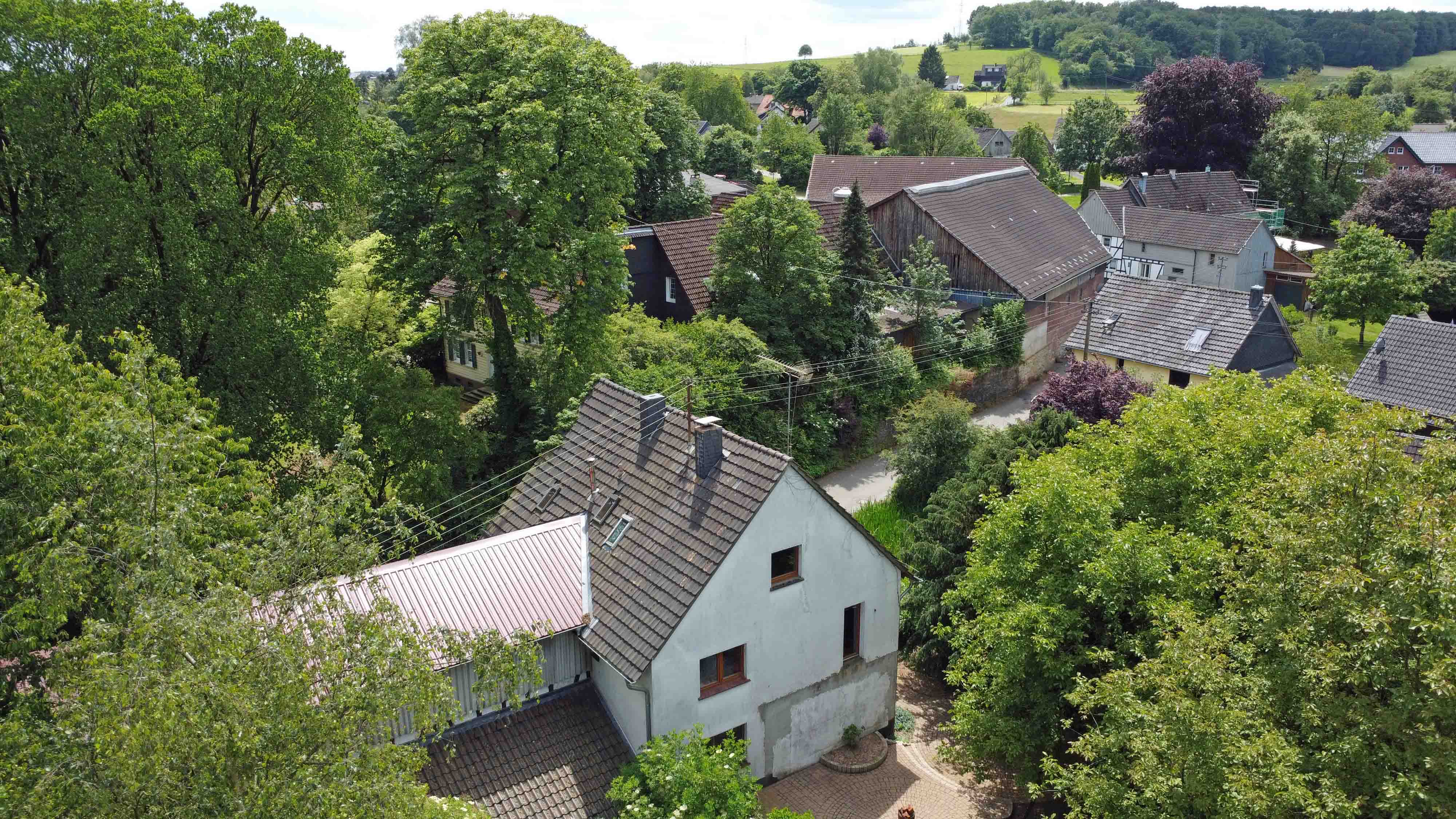 Waldbröl-Happach: Landhaus mit Stall/Scheune - perfekt fürs Landleben, herrliche Lage in einem kleinem bergischem Dorf