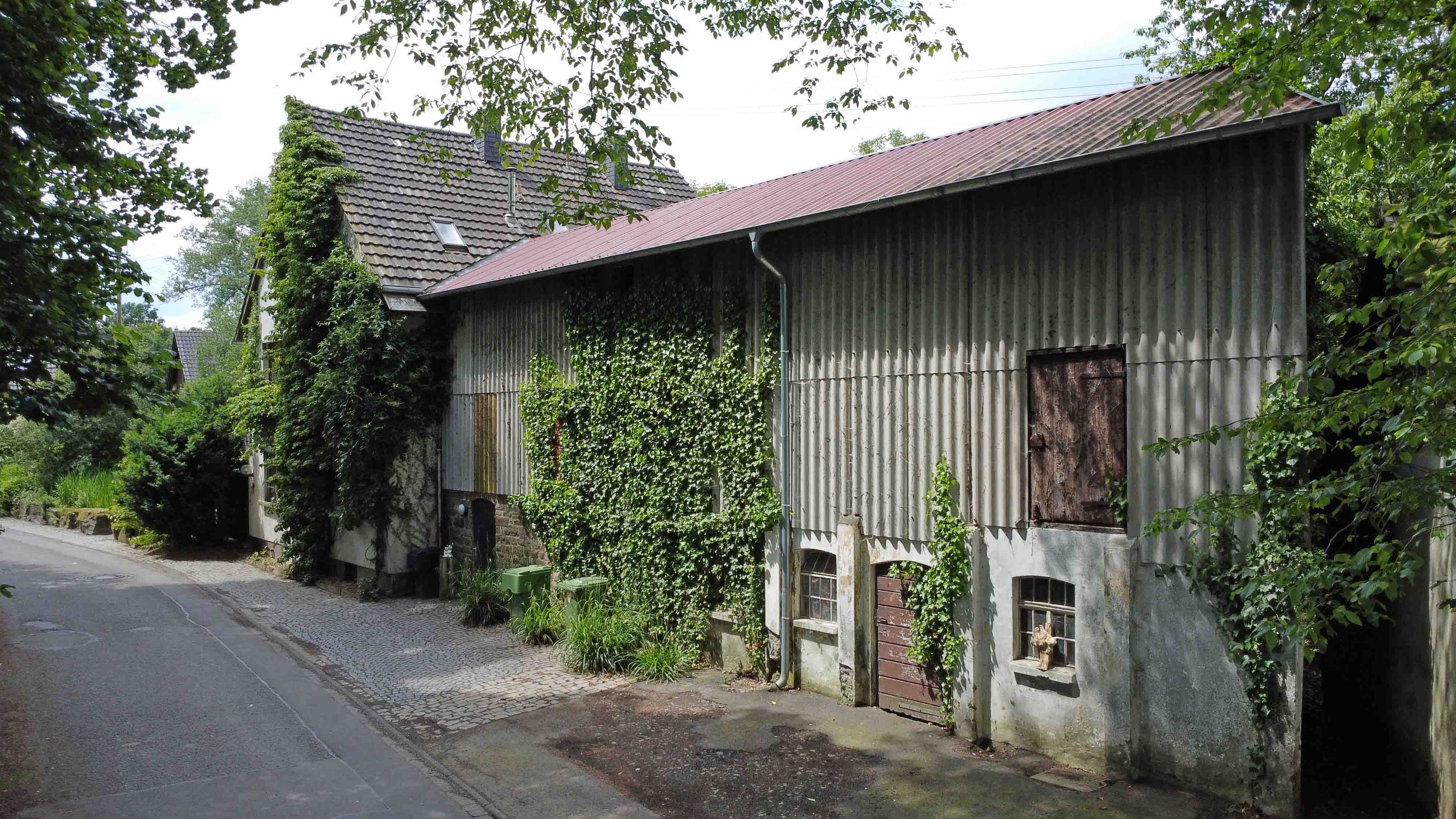 Waldbröl-Happach: Landhaus mit Stall/Scheune - perfekt fürs Landleben, am Haus angebauter Stall mit Scheune darüber