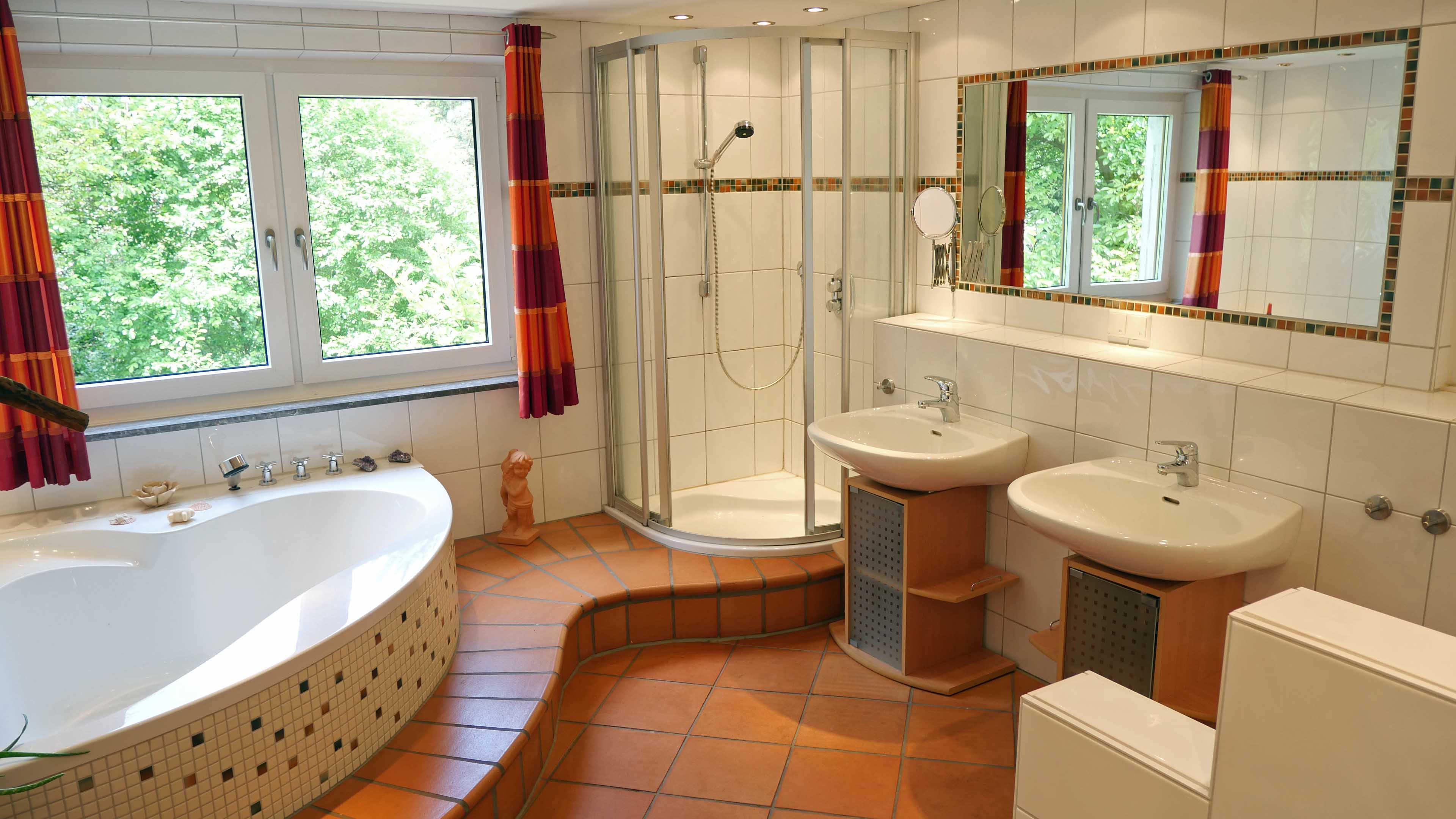 Waldbröl-Happach: Landhaus mit Stall/Scheune - perfekt fürs Landleben, großes Bad im OG, 2010 modernisiert