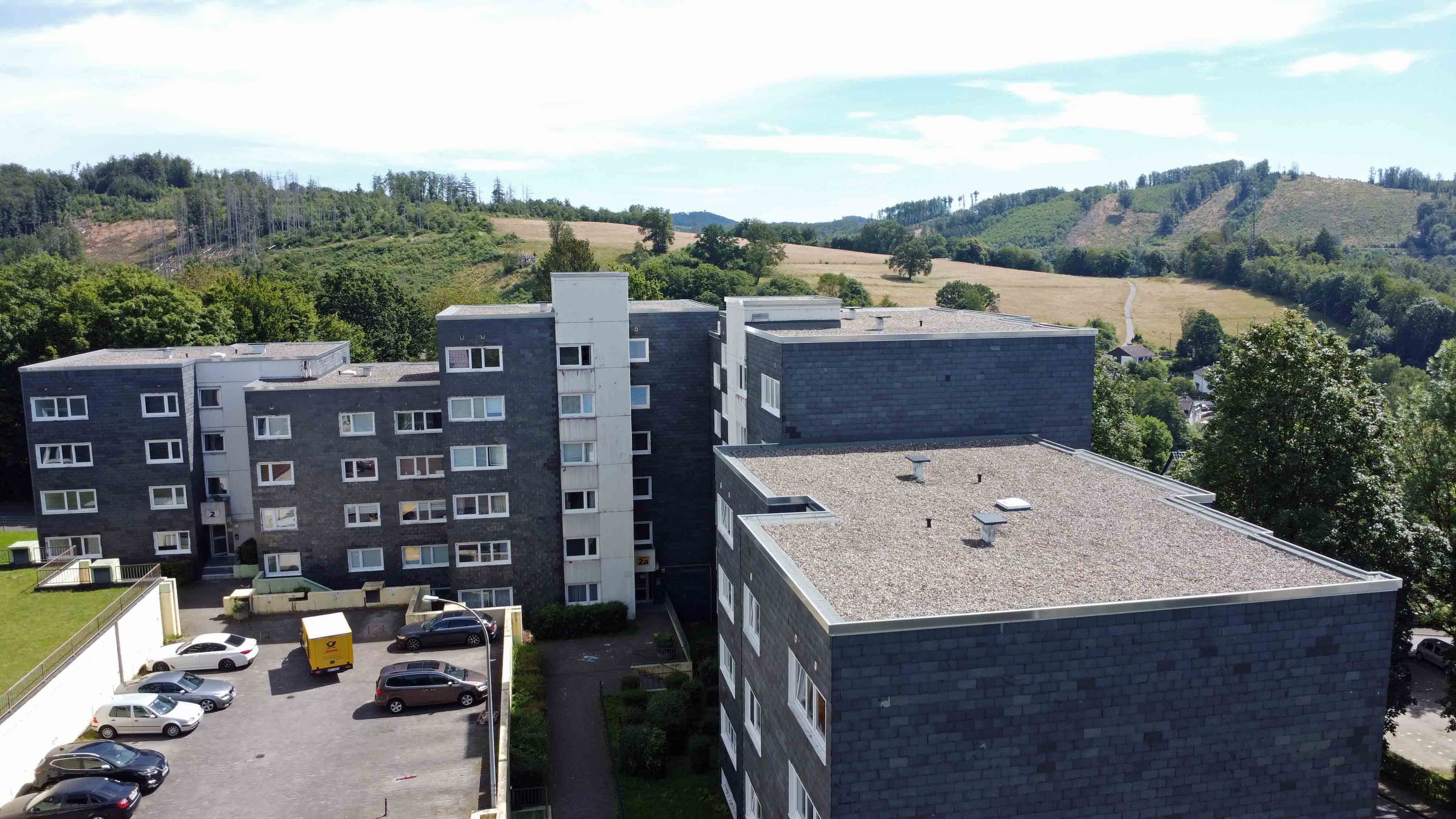 Verkauft - Gummersbach-Bernberg: Hier ist Kaufen günstiger als Mieten, Innenhof und der Blick in die herrliche Umgebung