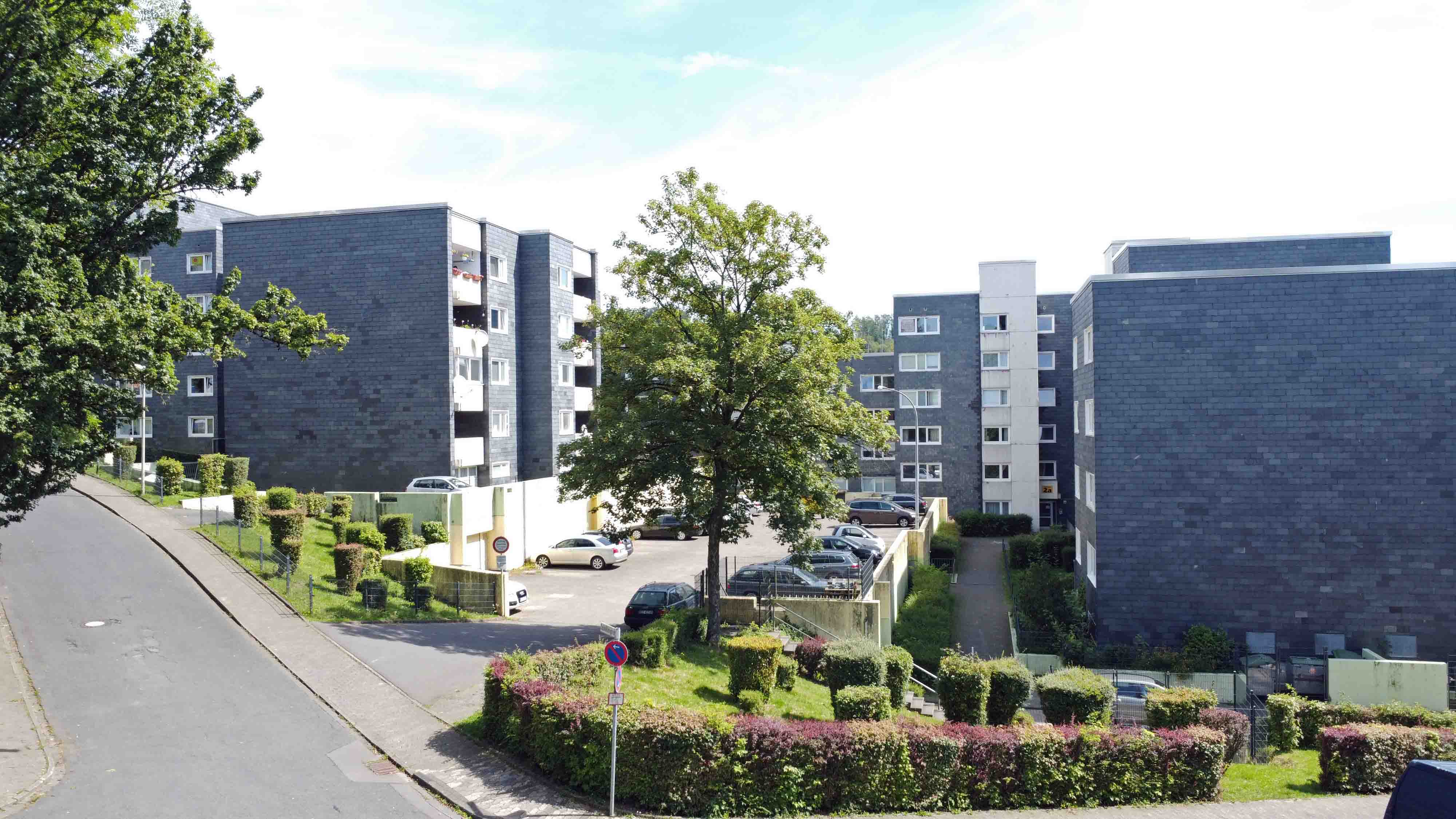 Verkauft - Gummersbach-Bernberg: Hier ist Kaufen günstiger als Mieten, Parkplätze und Garagen direkt vor der Haustür