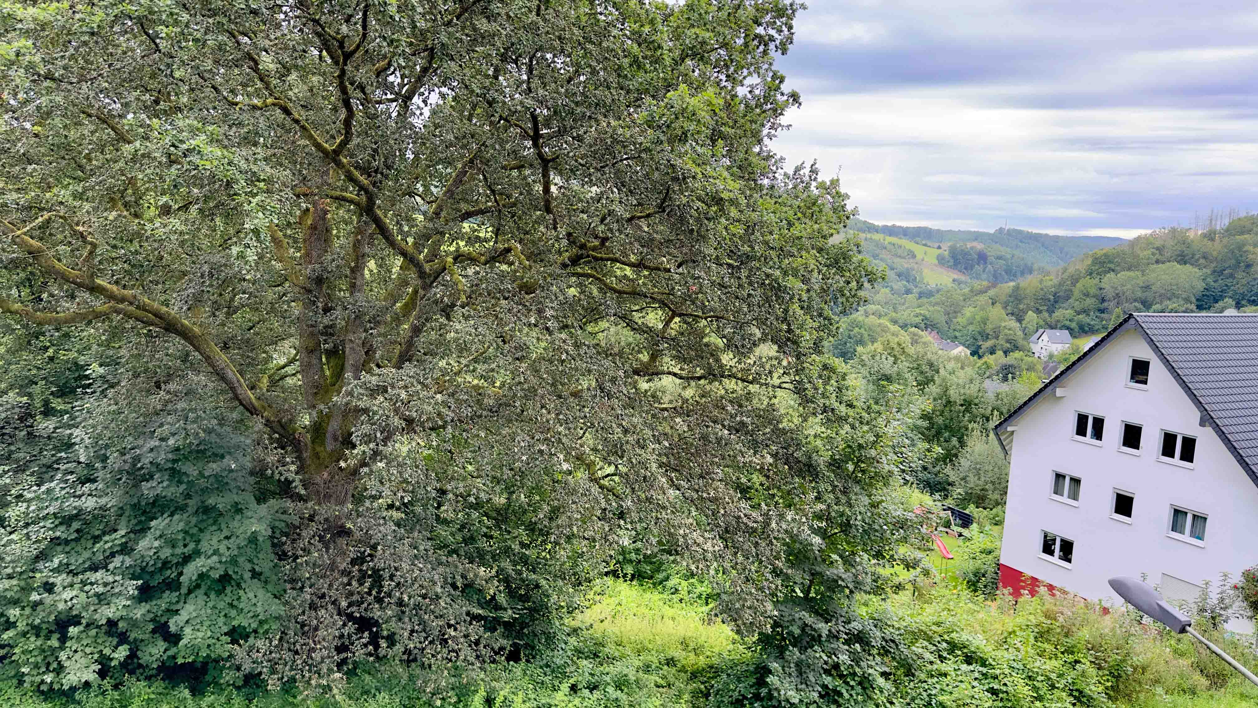 Verkauft - Gummersbach-Bernberg: Hier ist Kaufen günstiger als Mieten, ...diesem Blick in die Oberbergische Landschaft