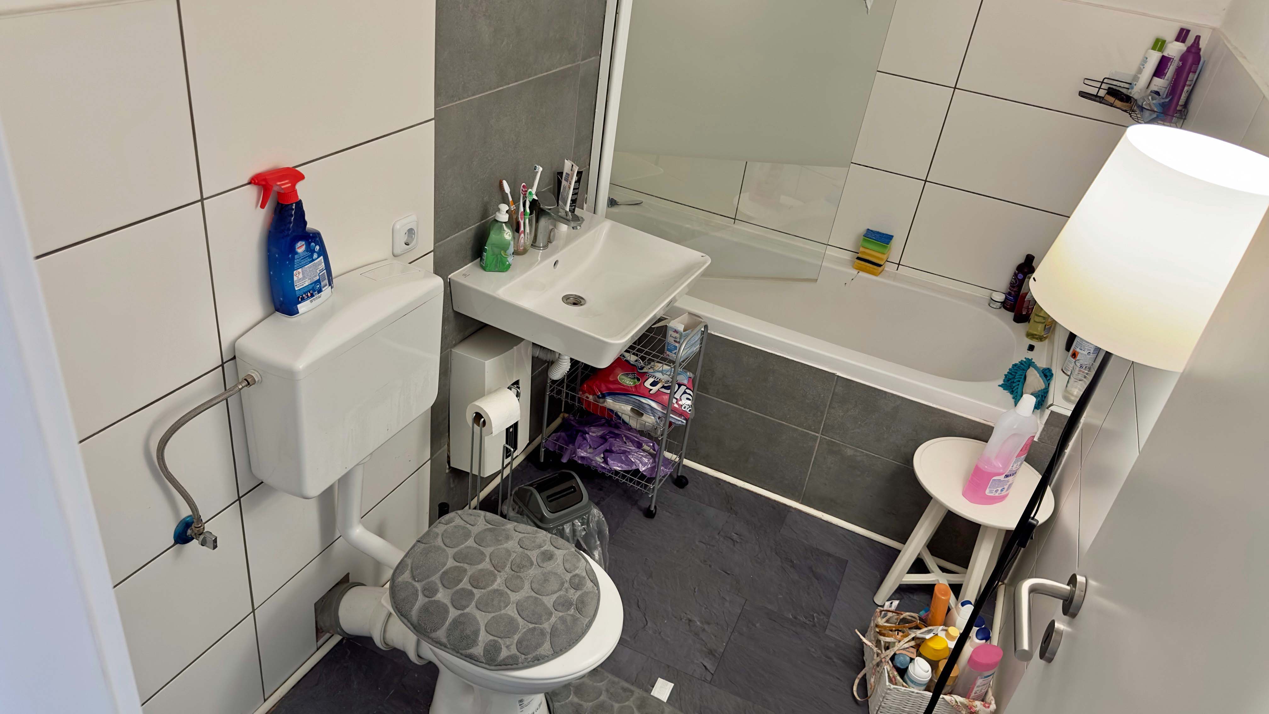 Verkauft - Gummersbach-Bernberg: Hier ist Kaufen günstiger als Mieten, Bad mit Dusch-/Wanne, 2022 modernisiert