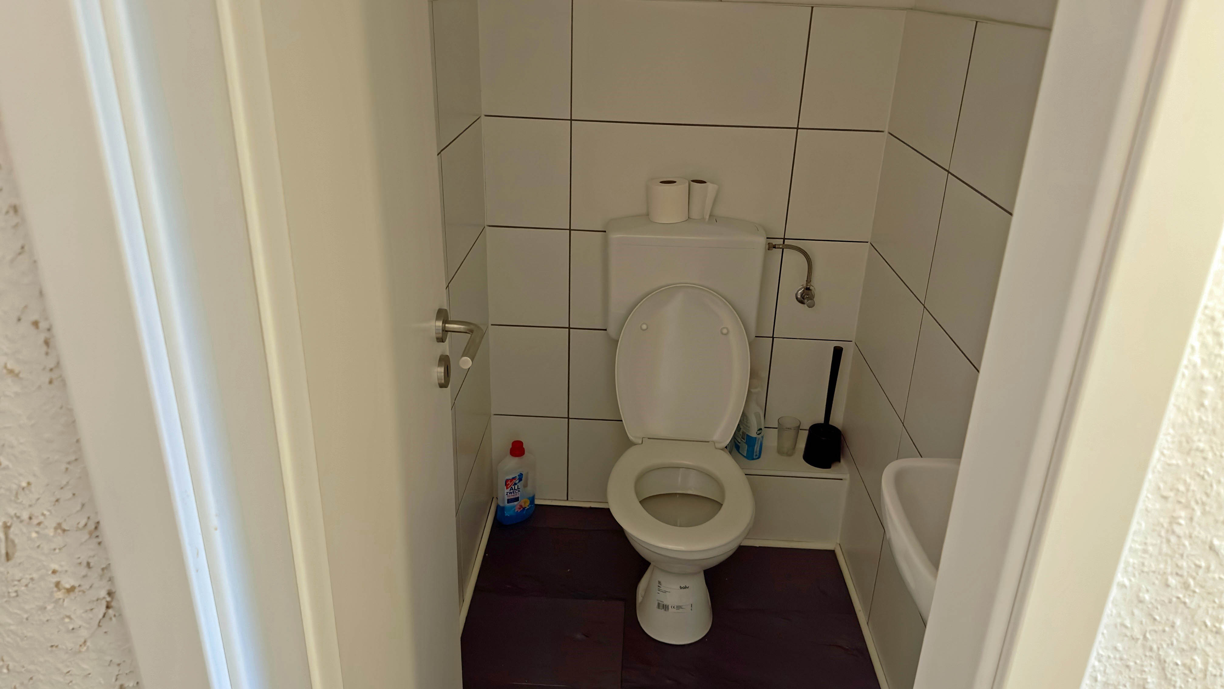 Verkauft - Gummersbach-Bernberg: Hier ist Kaufen günstiger als Mieten, Gäste-WC, ebenfalls 2022 modernisiert