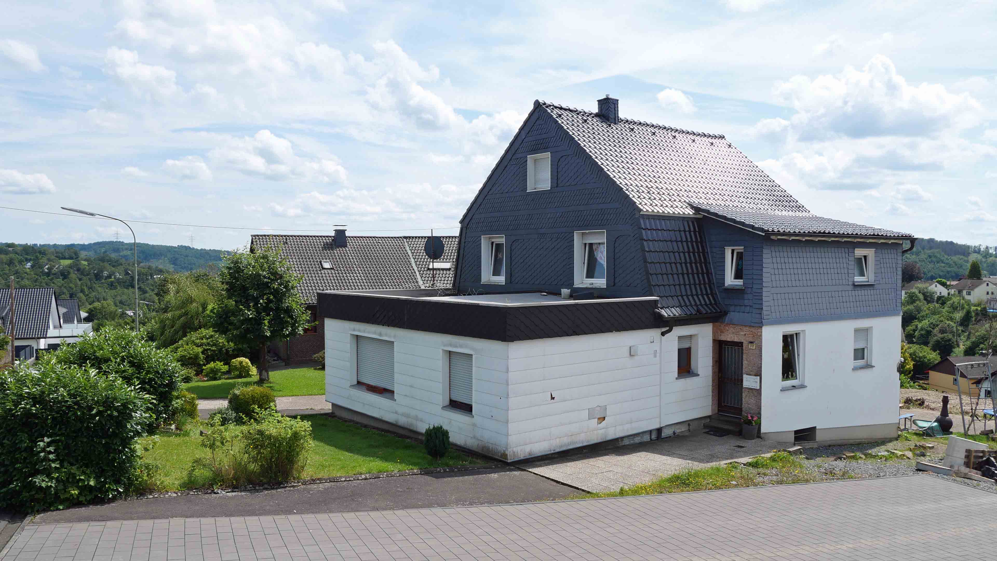 VERKAUFT Morsbach: Vermietetes Zweifamilienhaus , Zweifamilienhaus in Höhenlage von Morsbach