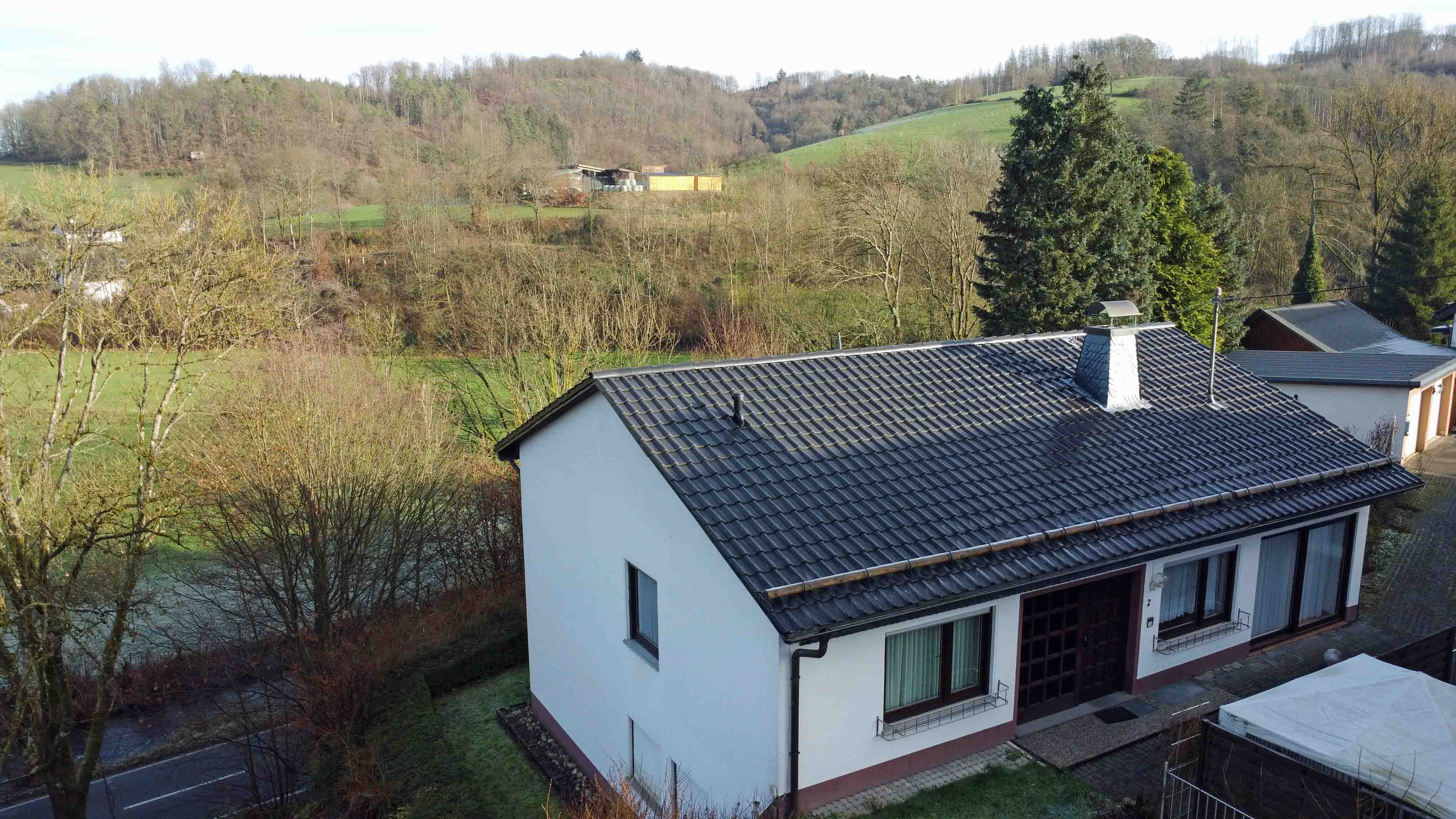 VERKAUFT  Morsbach: Gepflegtes EFH mit ELW, Doppelgarage und Werkstatt, Das Dach wurde 2019 modernisiert und gedämmt