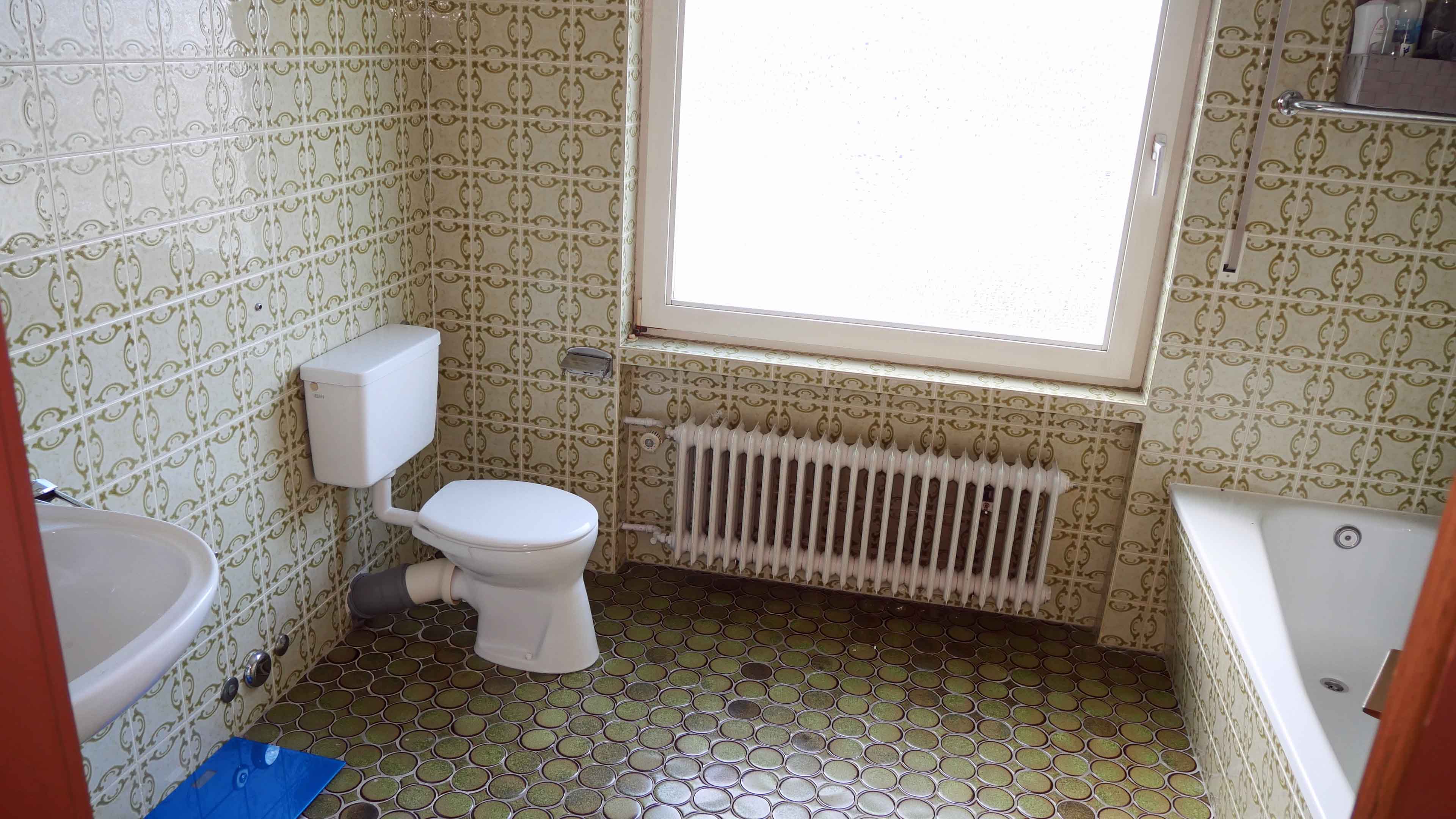 Morsbach: Doppelhaus - hier zahlt der Mieter Ihre Haushälfte ab, Das Bad im OG. Dusche ist hinter der Tür 