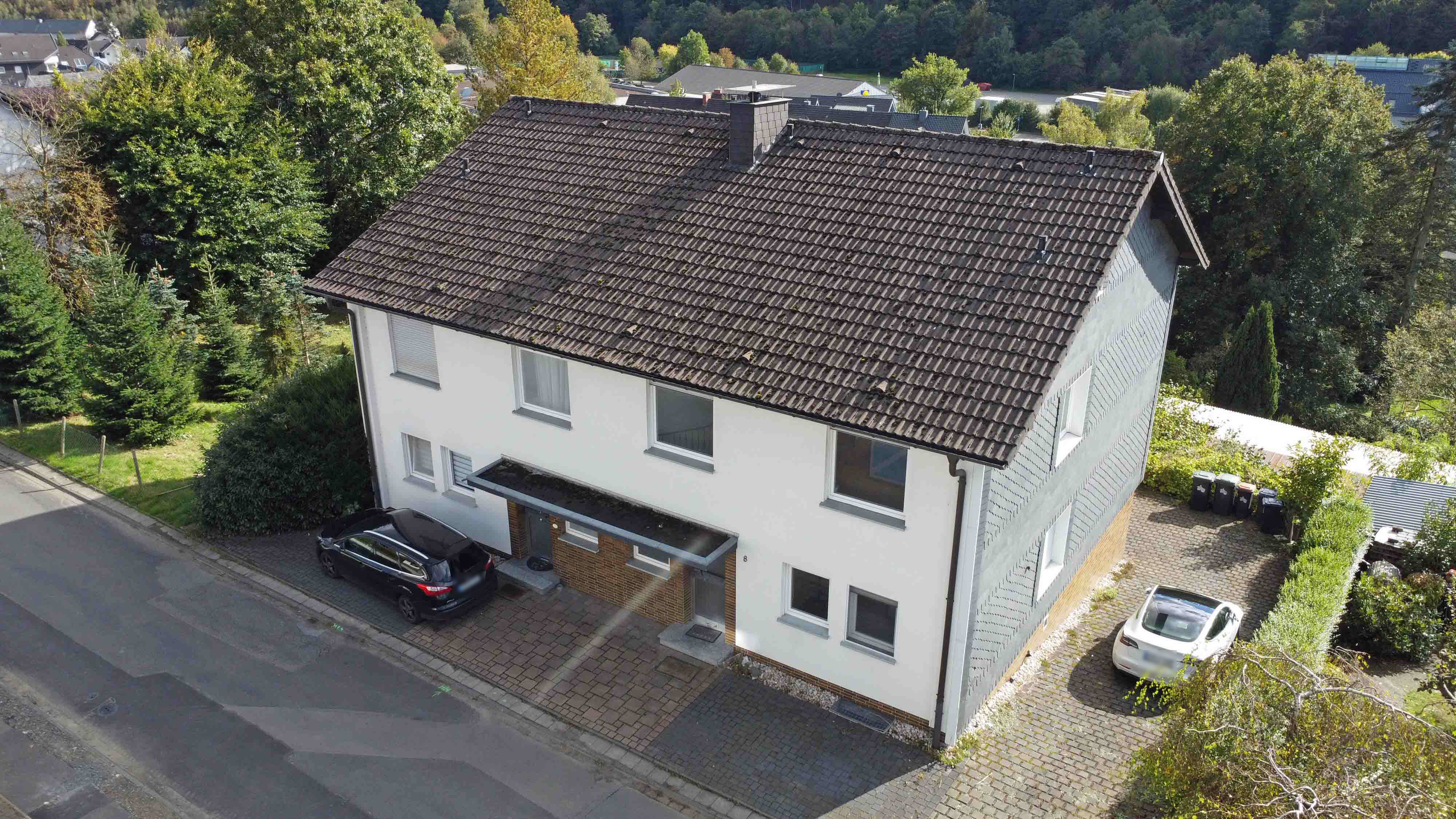 Morsbach: Doppelhaus - hier zahlt der Mieter Ihre Haushälfte ab, Eingangsseite mit jeweils einem Stellplatz vor der Tür