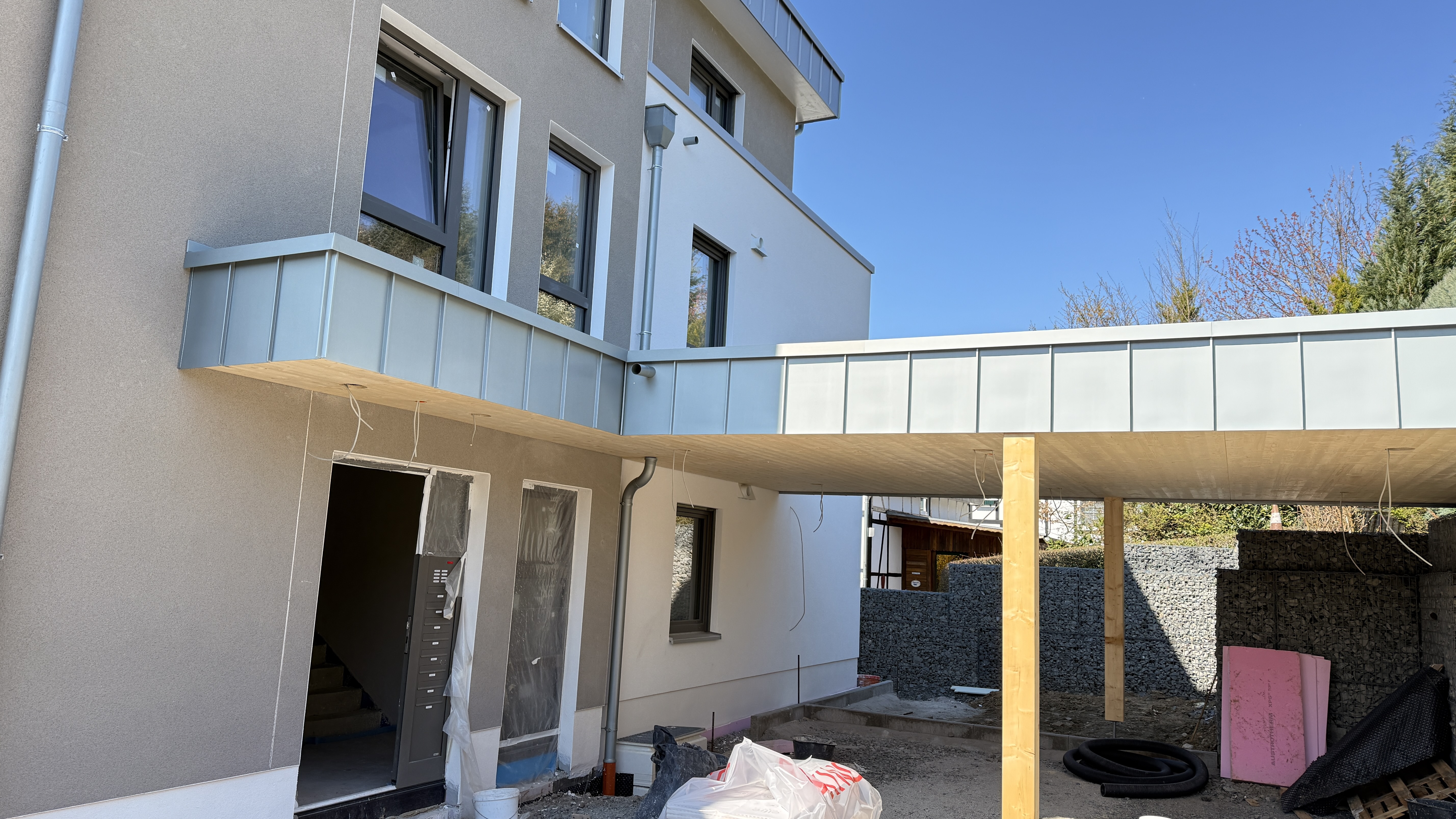 Morsbach: Exklusive Wohnungen (68 m² und 82 m²) neu und barrierefrei , Eingang - Hausrückseite