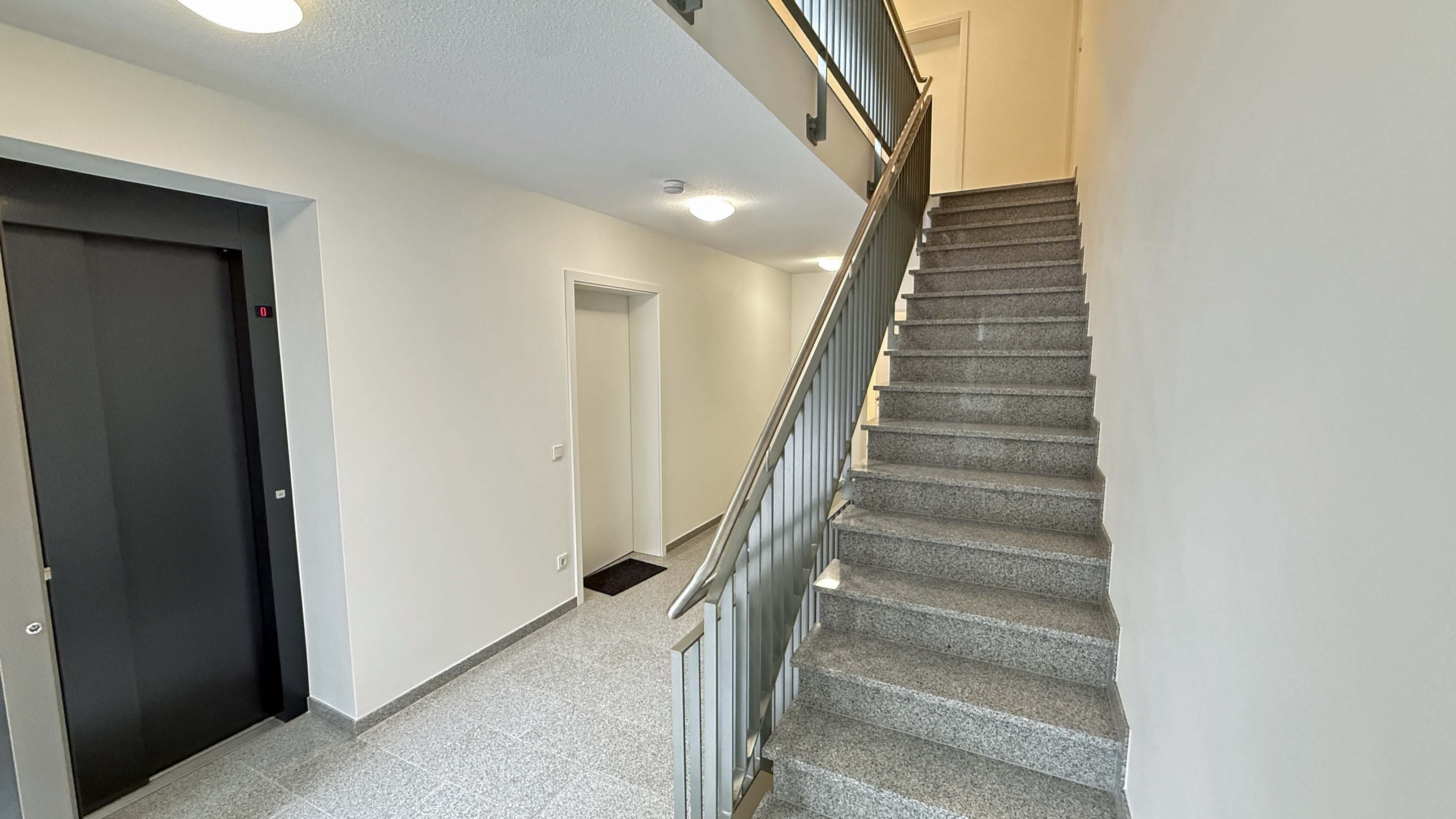 Morsbach: Exklusive Wohnung (68 m²) neu, hochwertig und seniorengerecht, gepflegtes Treppenhaus mit Natursteinböden- / Treppe