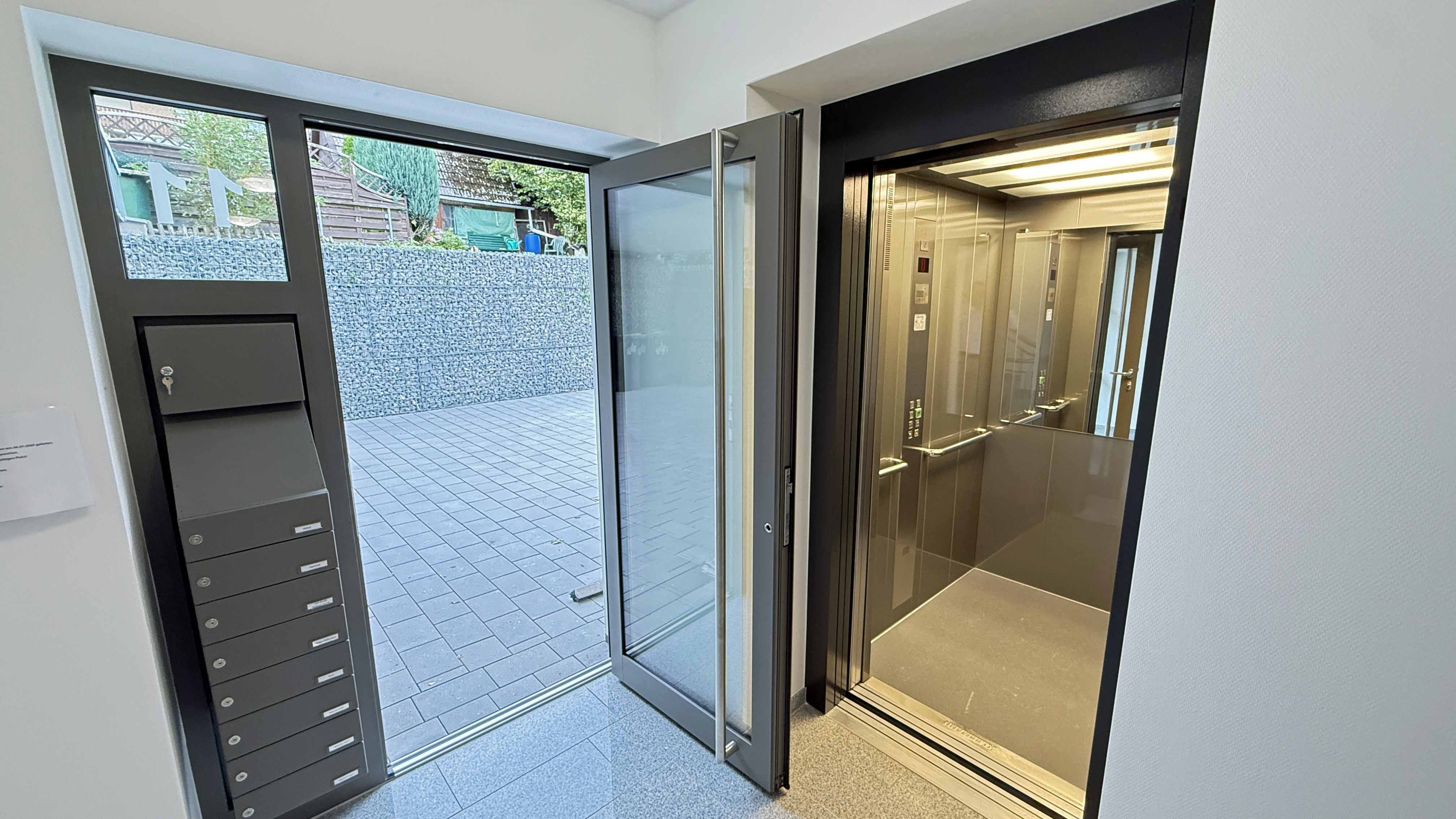 Morsbach: Exklusive Wohnung (68 m²) neu, hochwertig und seniorengerecht, Eingangsbereich mit Aufzug