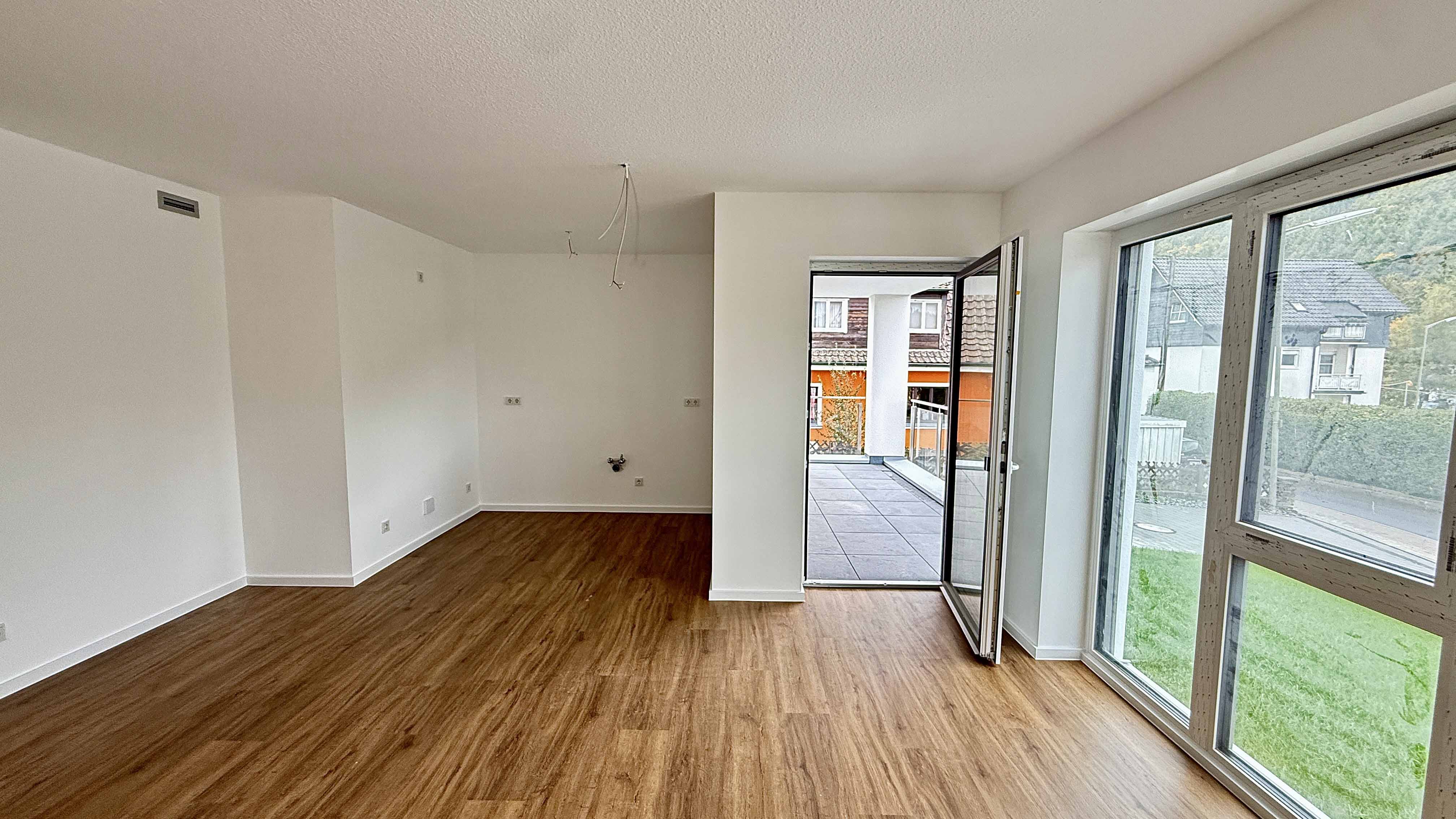 Morsbach: Exklusive Wohnung (68 m²) neu, hochwertig und seniorengerecht, Wohn-/ Esszimmer 27,8 m² mit Loggia 10,8 m²