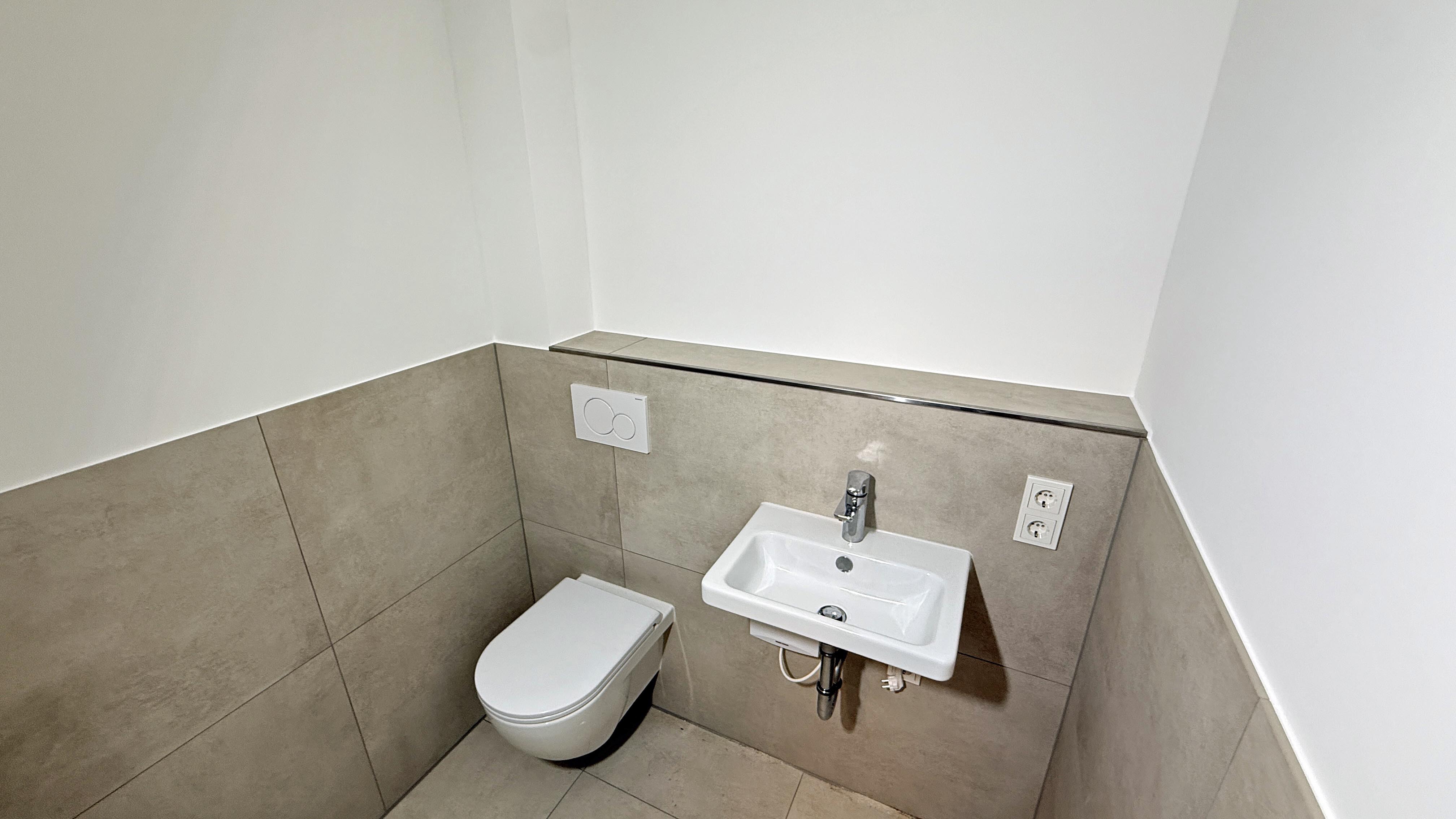 Morsbach: Exklusive Wohnung (68 m²) neu, hochwertig und seniorengerecht, Gäste-WC im Eingangsbereich