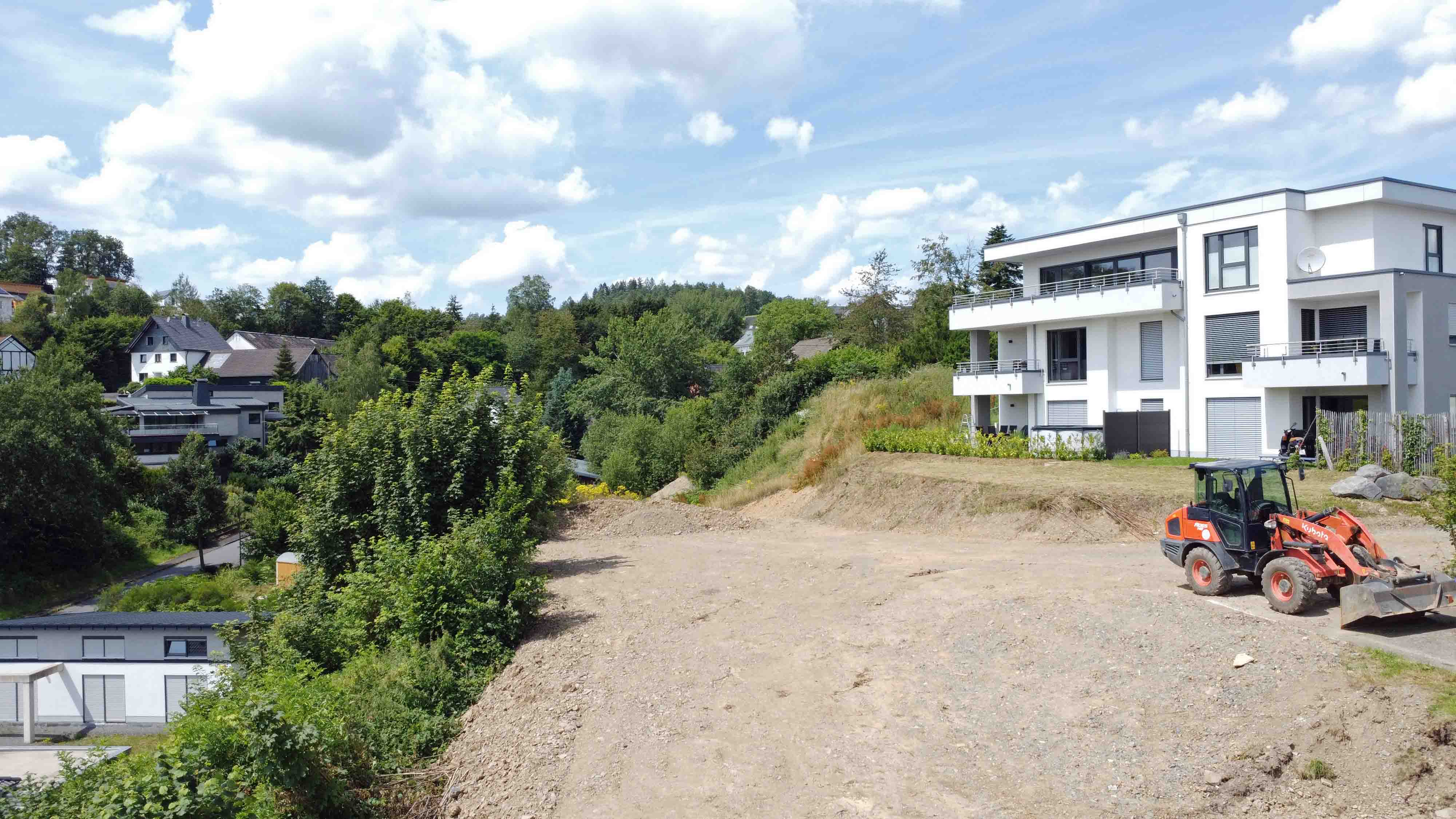 Morsbach: Baugrundstück mit genehmigtem Bungalow, Seitenansicht Grundstück (Süd-Ost)