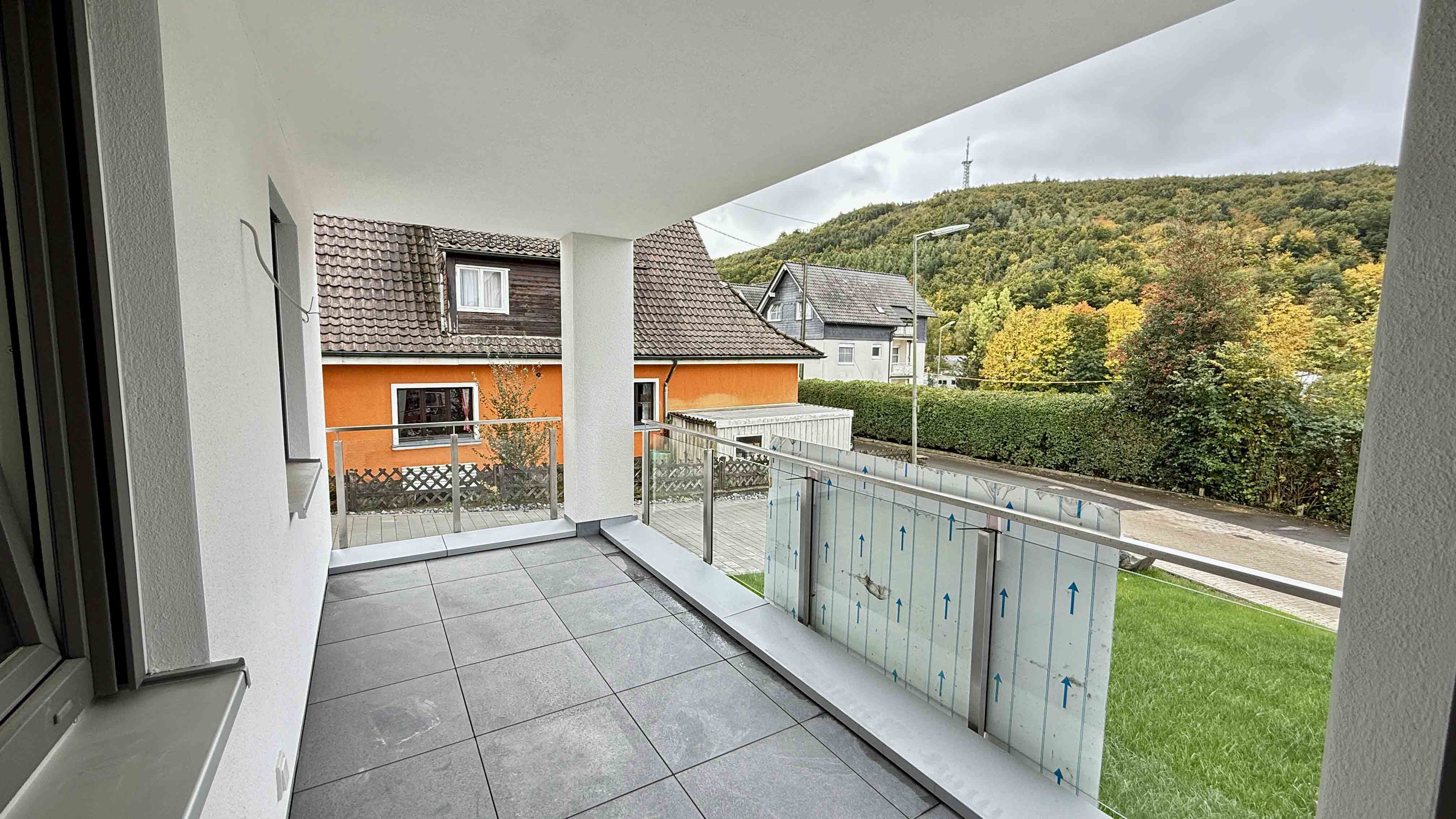 Morsbach: Neu, barrierefrei und sofort beziehbar, ...großer Loggia mit Blick ins Grüne