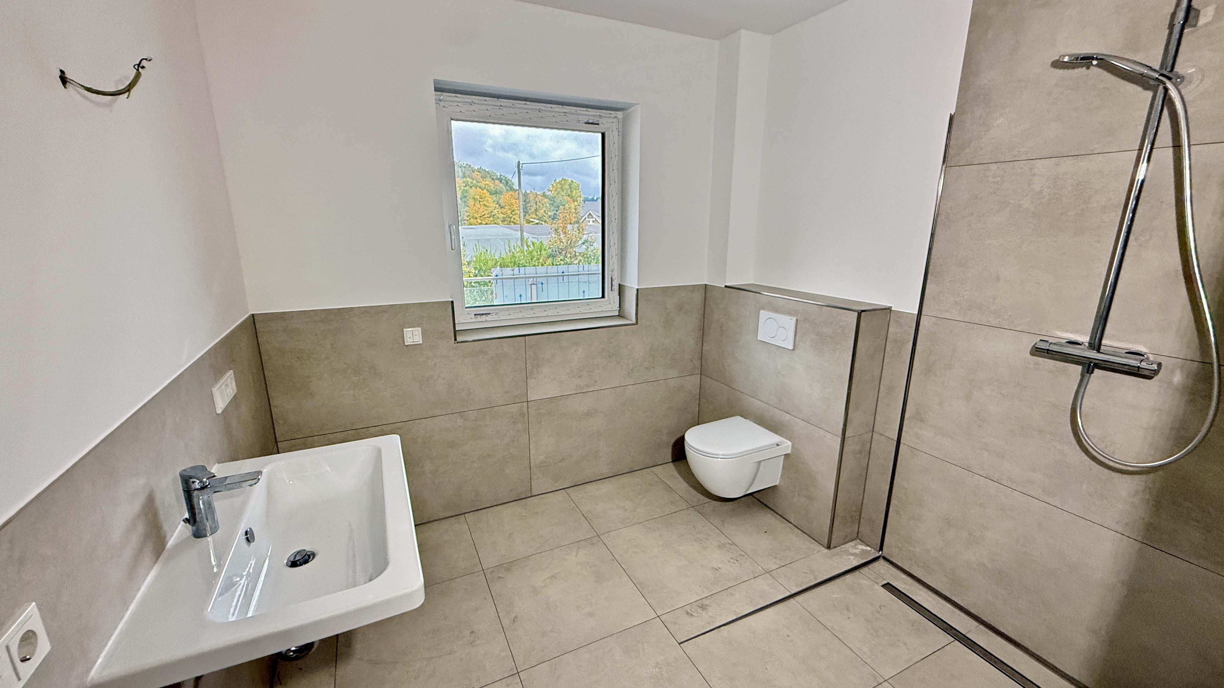 Morsbach: Neu, barrierefrei und sofort beziehbar, barrierefreies Bad mit bodengleicher Dusche