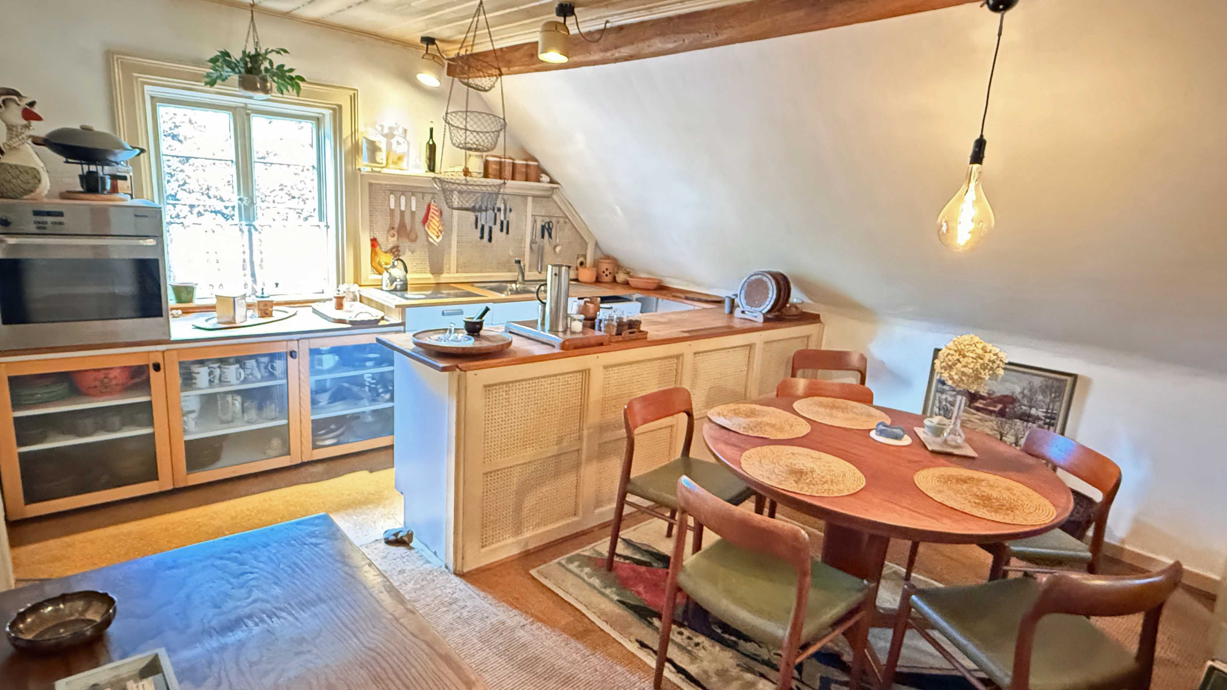 Wiehl-Mühlhausen: Künstler-Fachwerkhaus mit Atelier, OG mit offener Küche/Essplatz und...