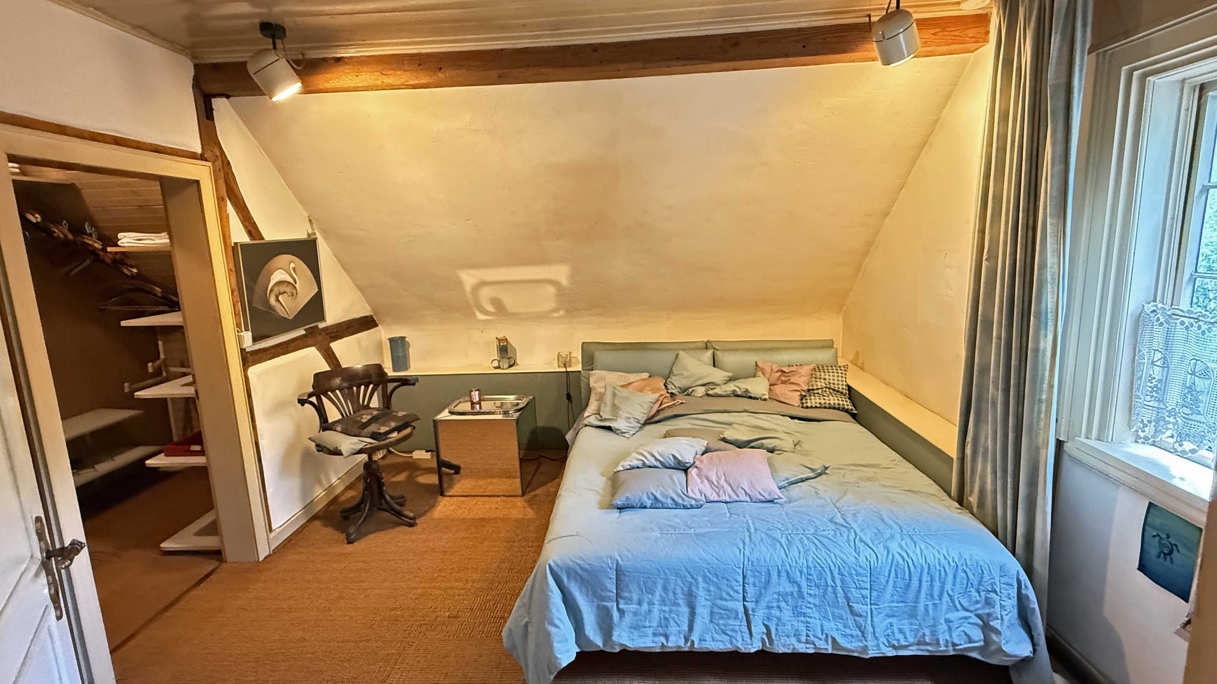 Wiehl-Mühlhausen: Künstler-Fachwerkhaus mit Atelier, Schlafzimmer mit Ankleideraum