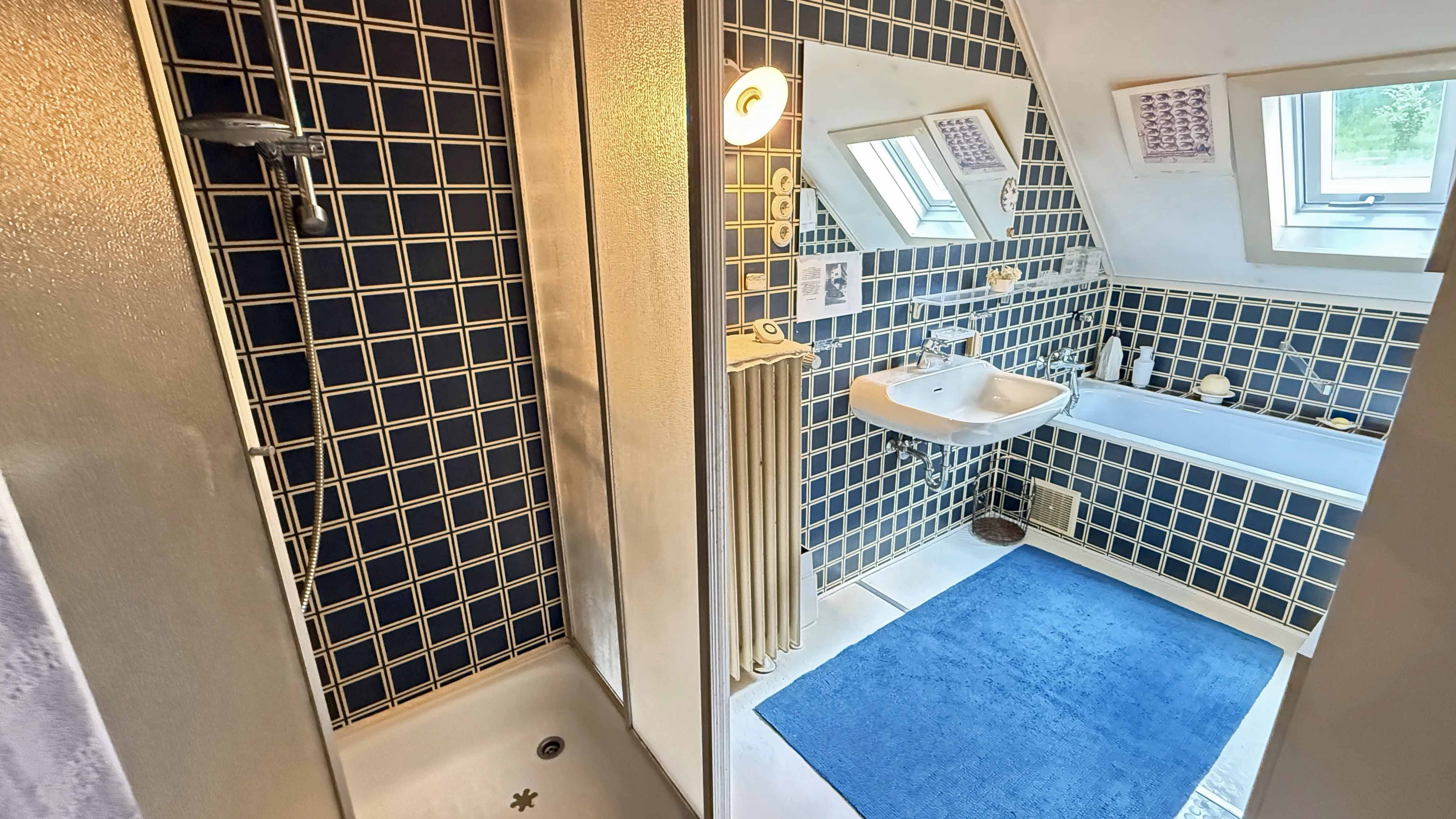 Wiehl-Mühlhausen: Künstler-Fachwerkhaus mit Atelier, Bad mit DU und Wanne, direkt am Schlafzimmer im OG