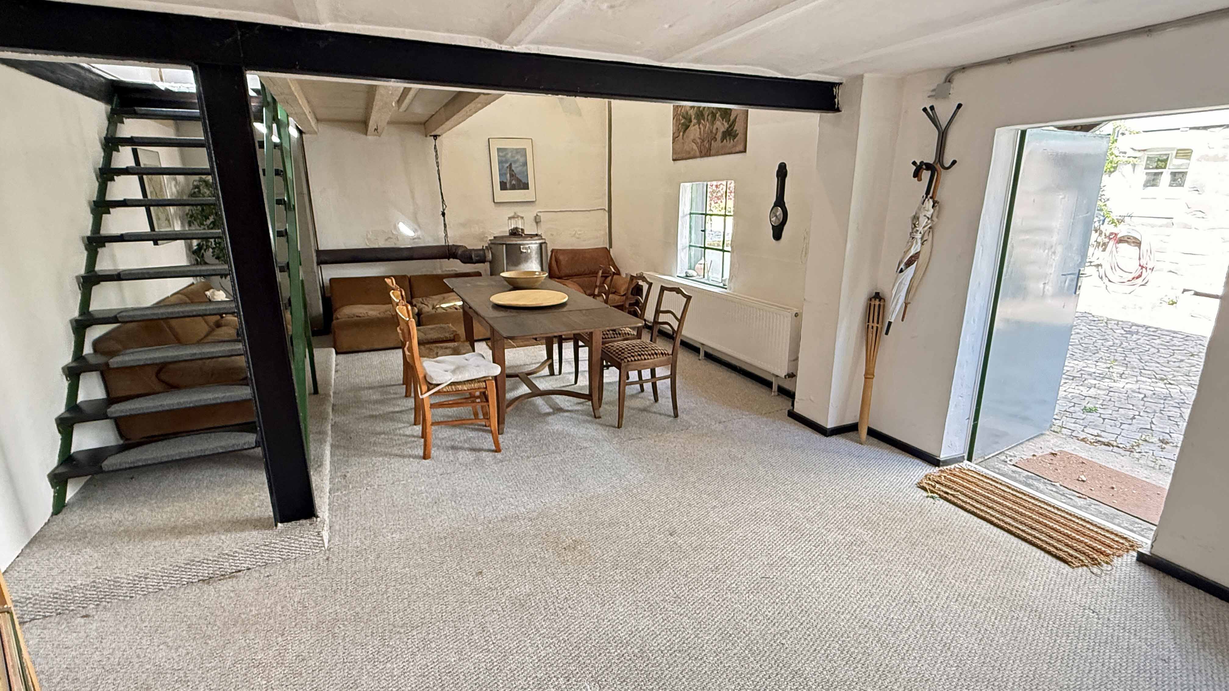 Wiehl-Mühlhausen: Künstler-Fachwerkhaus mit Atelier, Das Atelier in der ehem. Scheune mit...