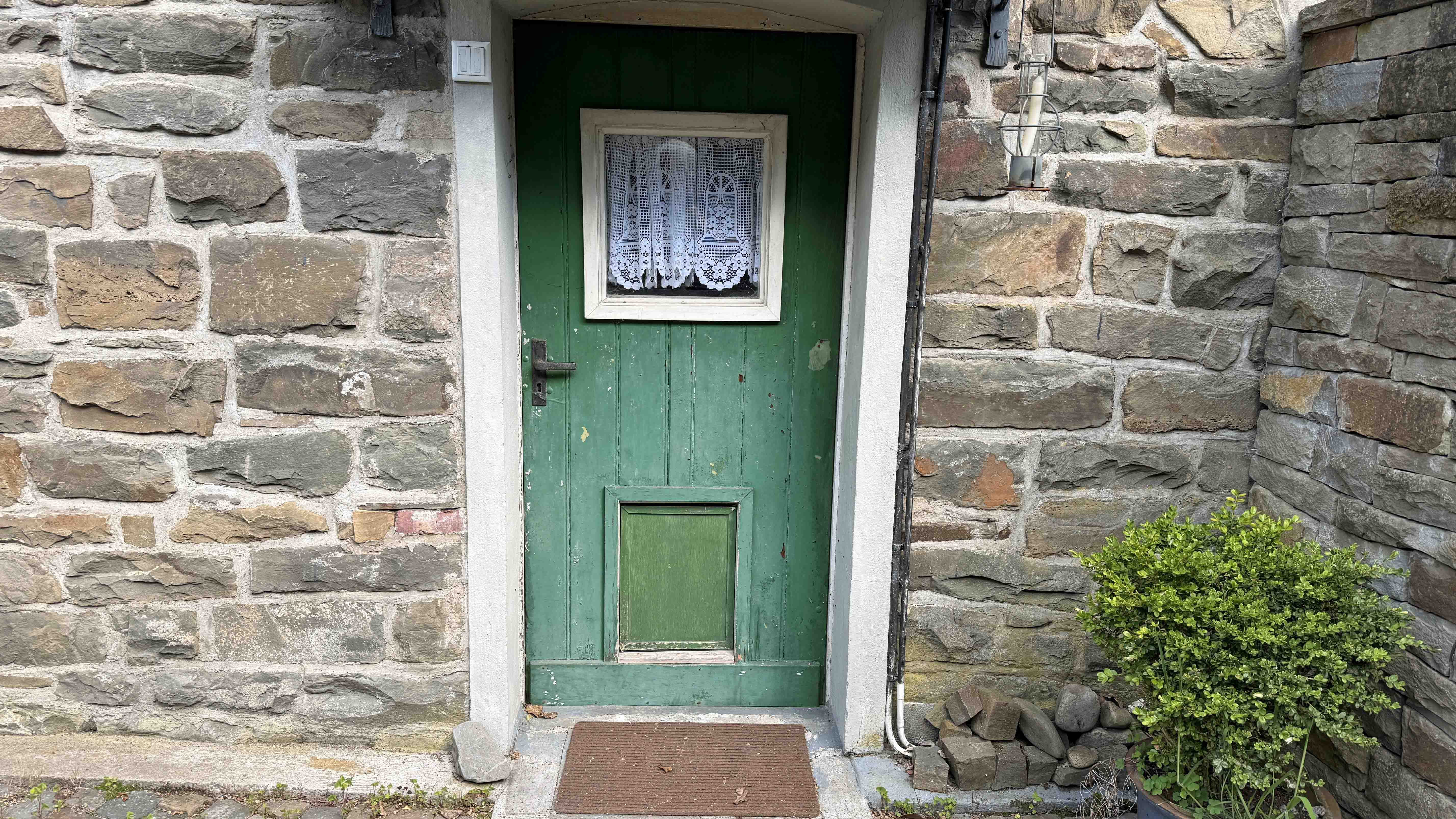 Wiehl-Mühlhausen: Künstler-Fachwerkhaus mit Atelier, Hinter-/Kellereingang mit Hundeklappe