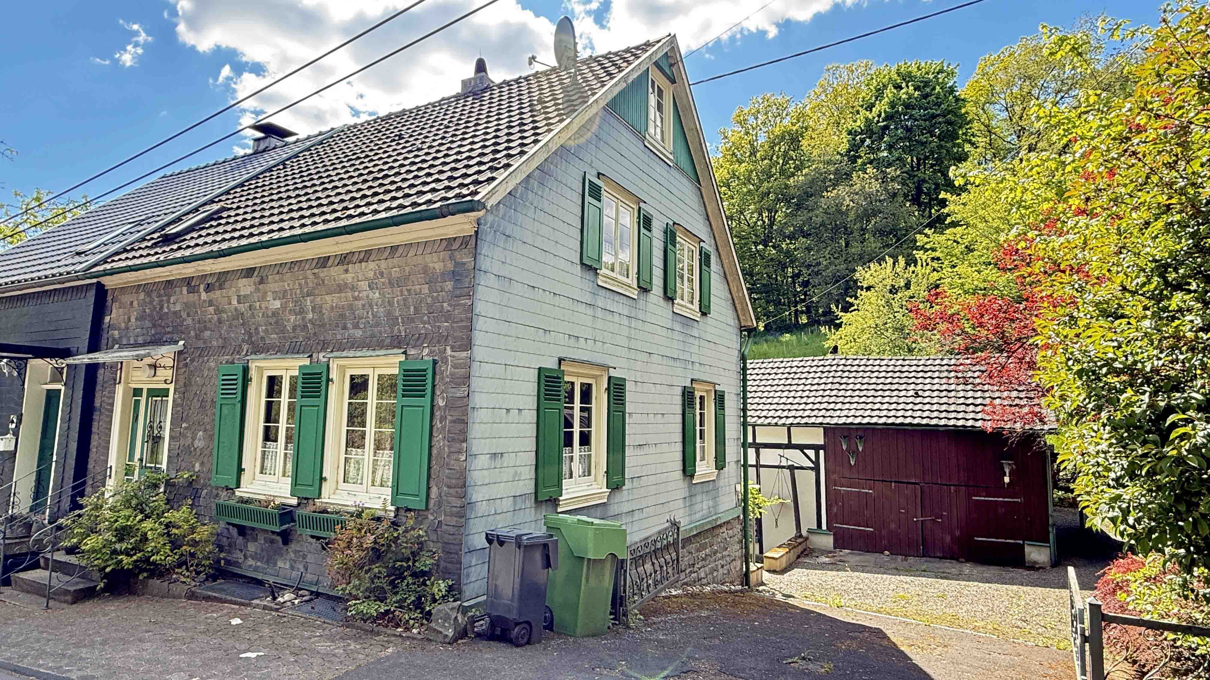 Wiehl-Mühlhausen: Künstler-Fachwerkhaus mit Atelier, Fachwerkhaushälfte (107 m²) mit wohnlich...