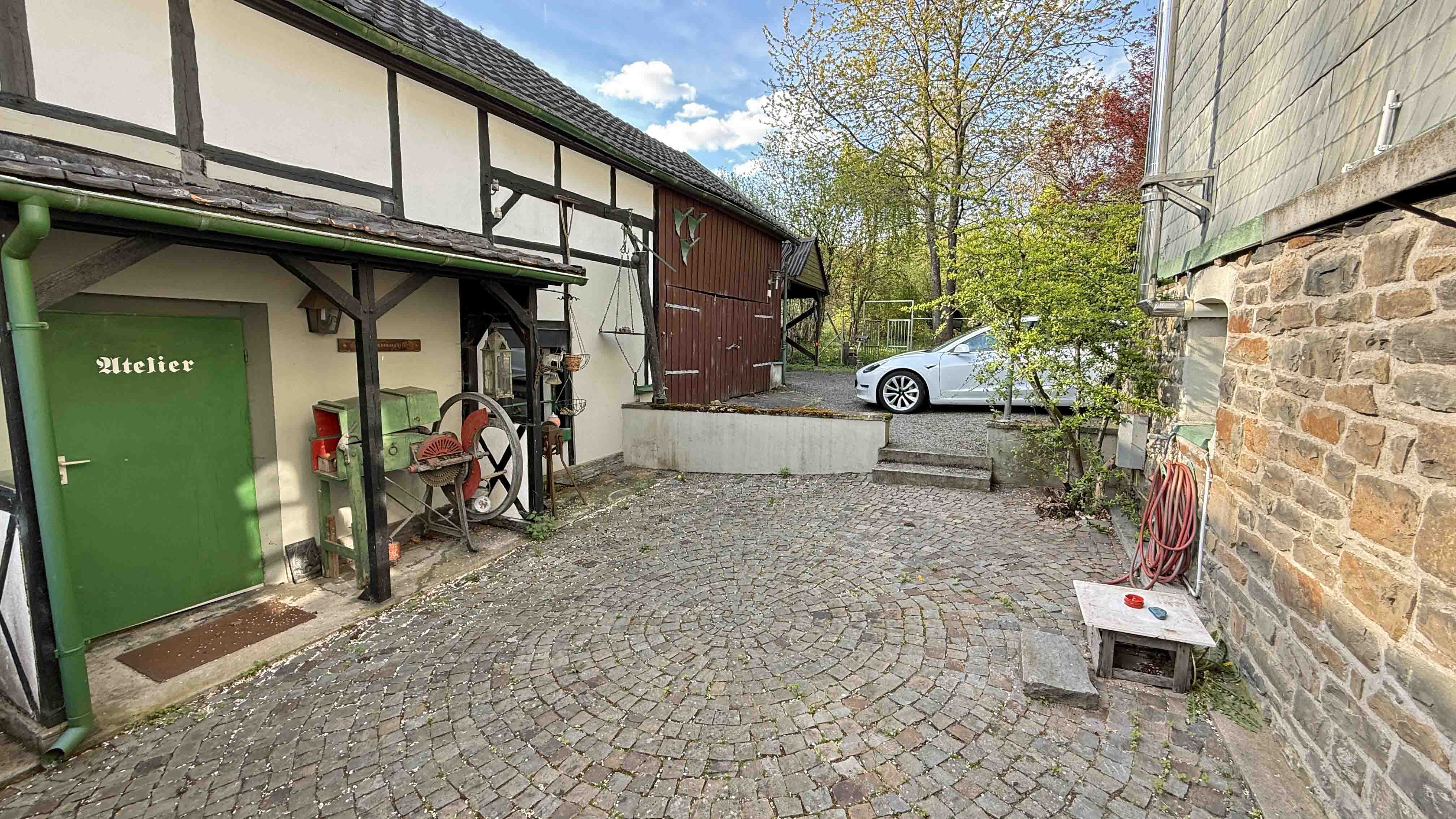 Wiehl-Mühlhausen: Künstler-Fachwerkhaus mit Atelier, ...als Atelier ausgebauter Scheune (71 m²)