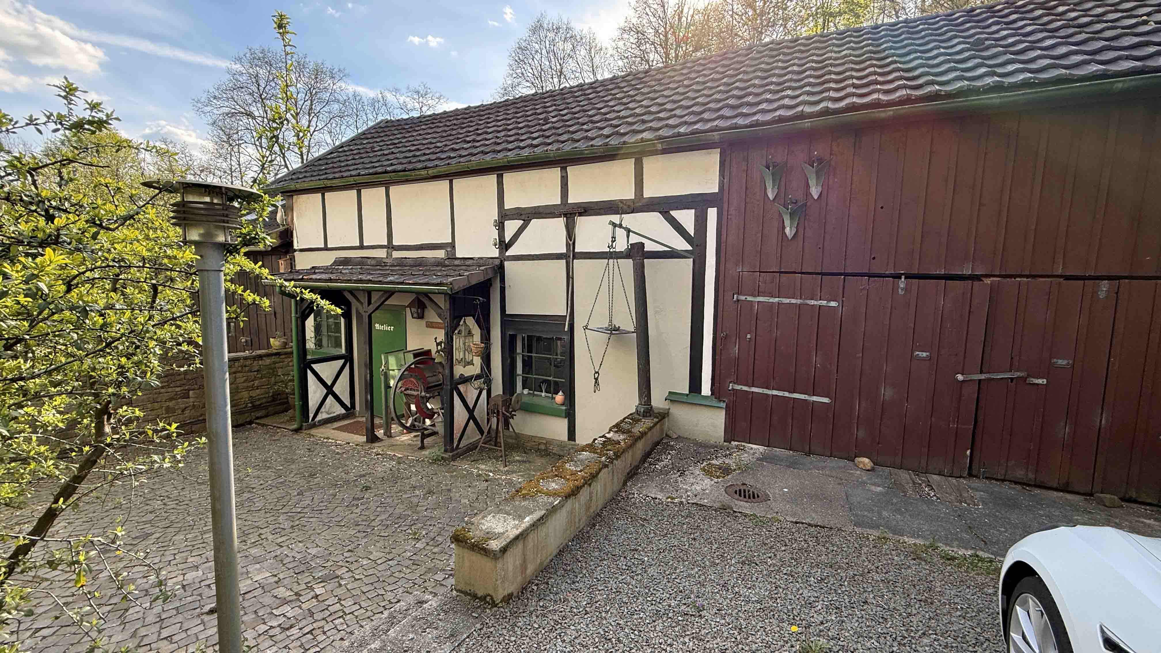 Wiehl-Mühlhausen: Künstler-Fachwerkhaus mit Atelier, Nebengebäude mit Atelier und Garage/Scheune