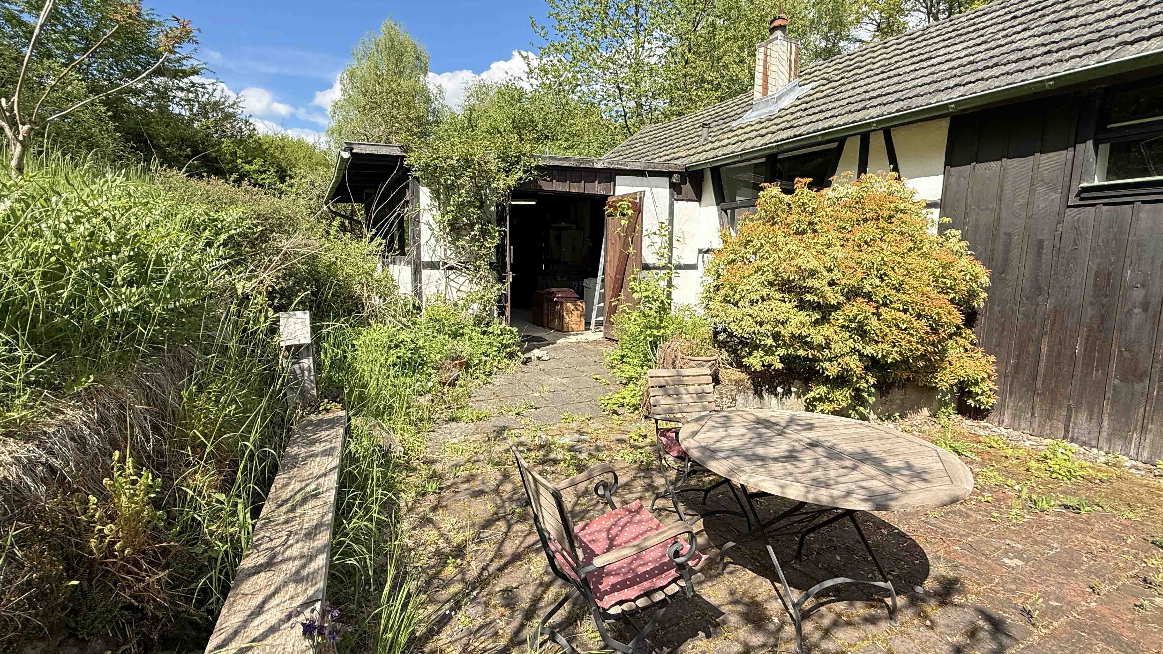 Wiehl-Mühlhausen: Künstler-Fachwerkhaus mit Atelier, herrliche Terrasse hinter der Scheune