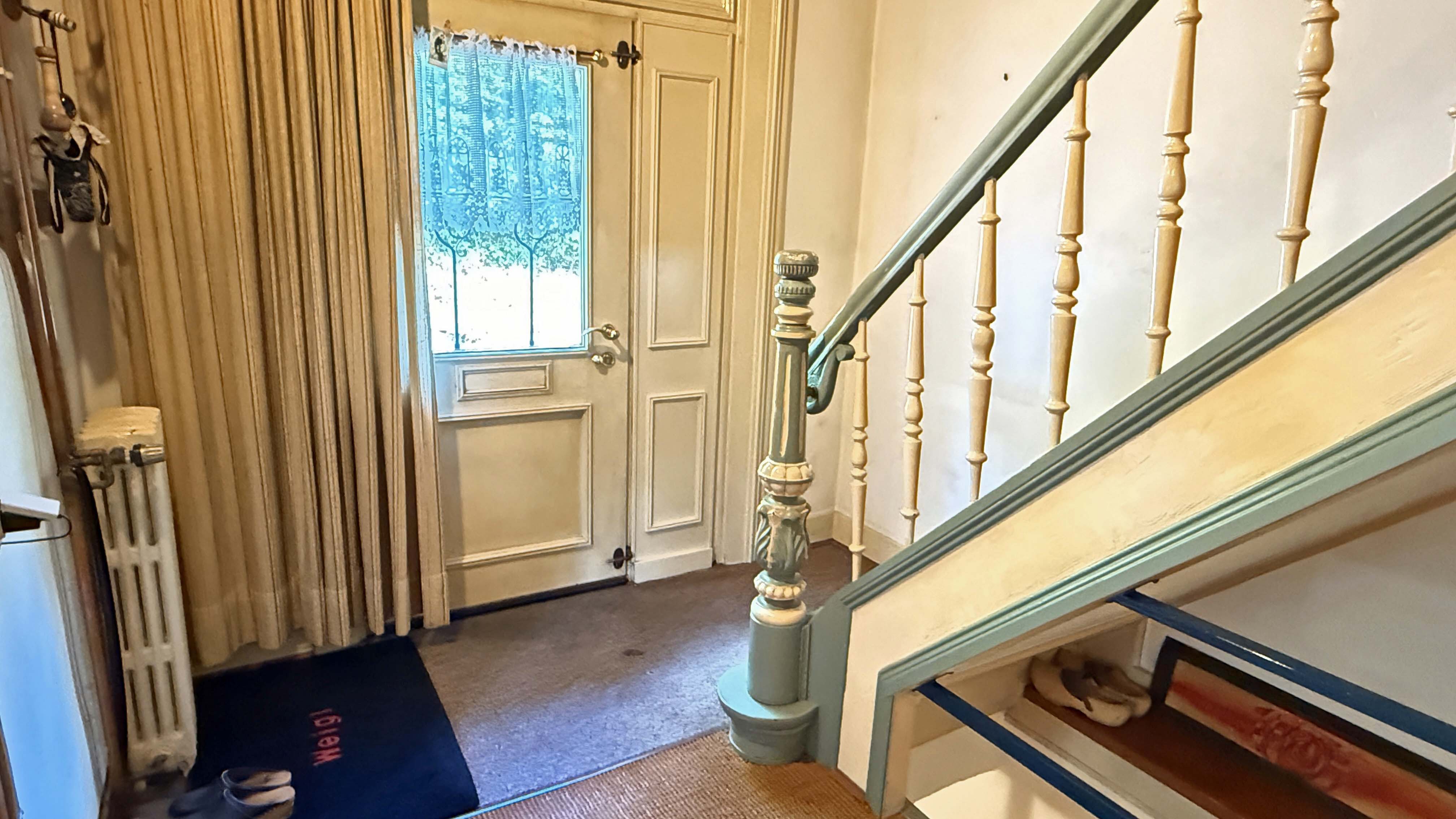 Wiehl-Mühlhausen: Künstler-Fachwerkhaus mit Atelier, Eingangsbereich Wohnhaus mit Holztreppe