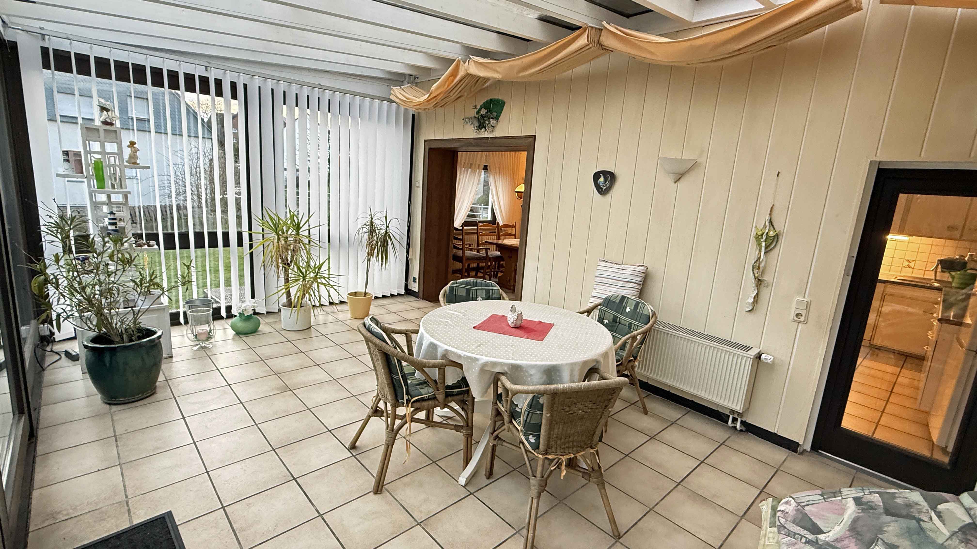 Reichshof-Hahn: Alt, aber gepflegt und lichtdurchflutet, 20 m² großer Wintergarten als Wohnzimmer