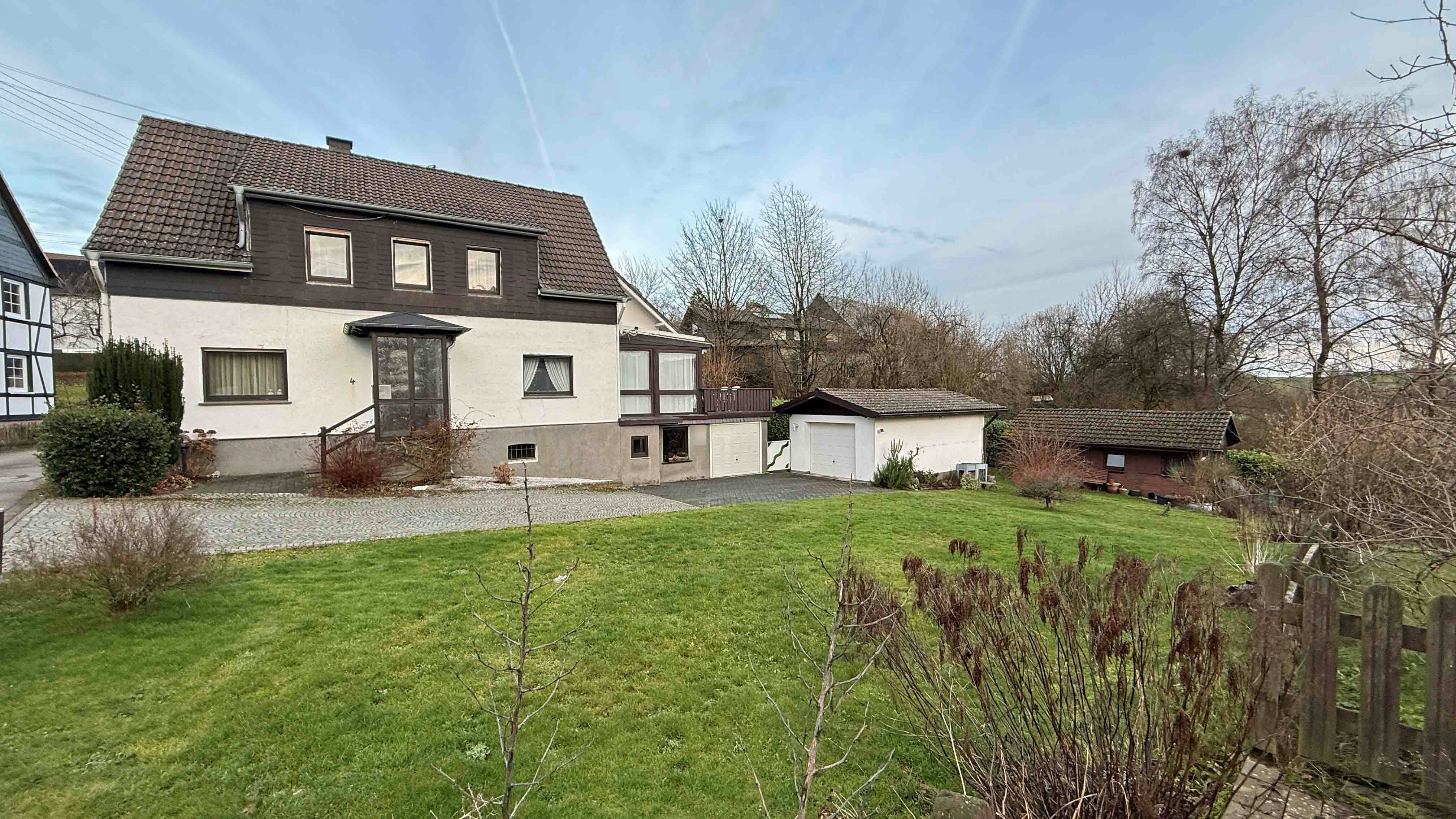 397 2-420 - Reichshof-Hahn: Alt, aber gepflegt und lichtdurchflutet