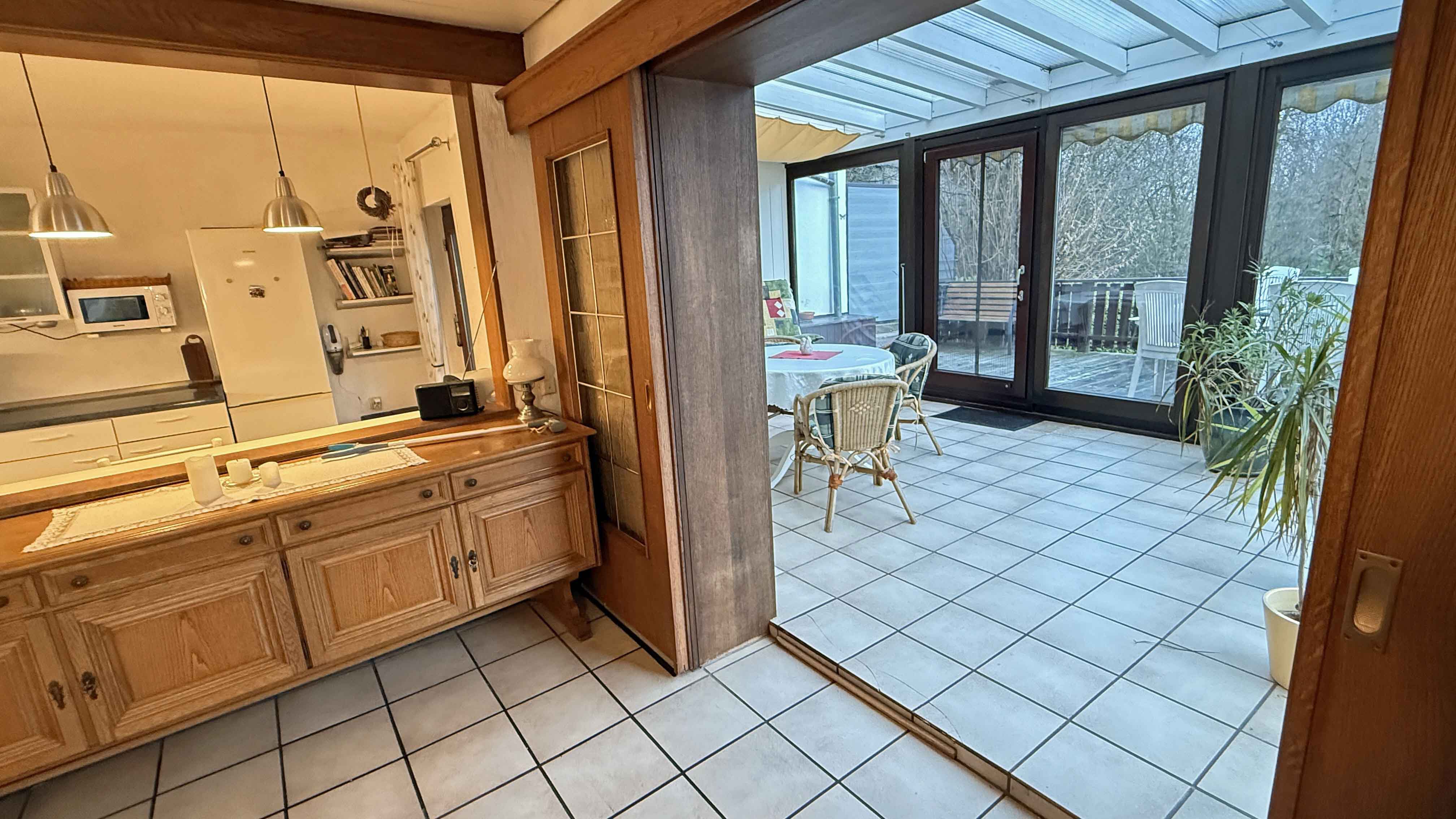 Reichshof-Hahn: Alt, aber gepflegt und lichtdurchflutet, 