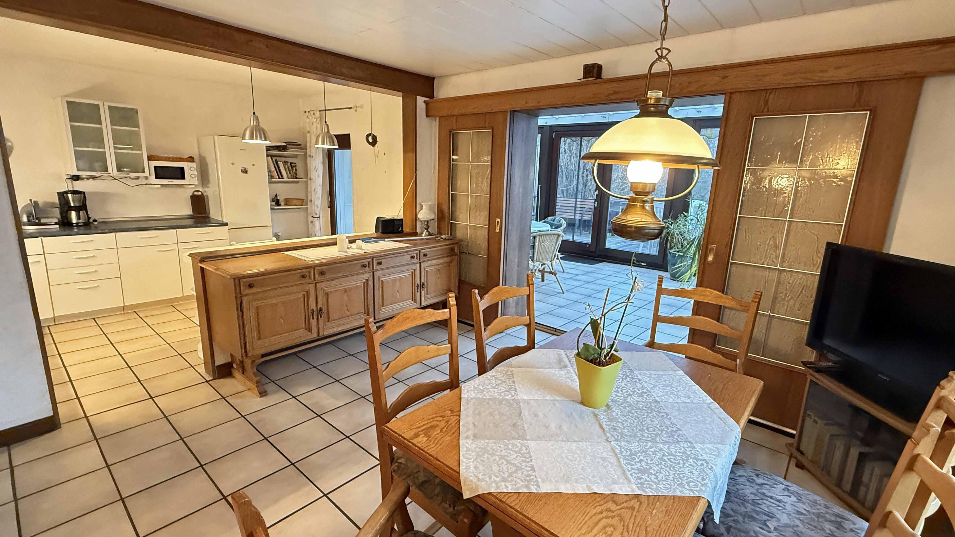 Reichshof-Hahn: Alt, aber gepflegt und lichtdurchflutet, 