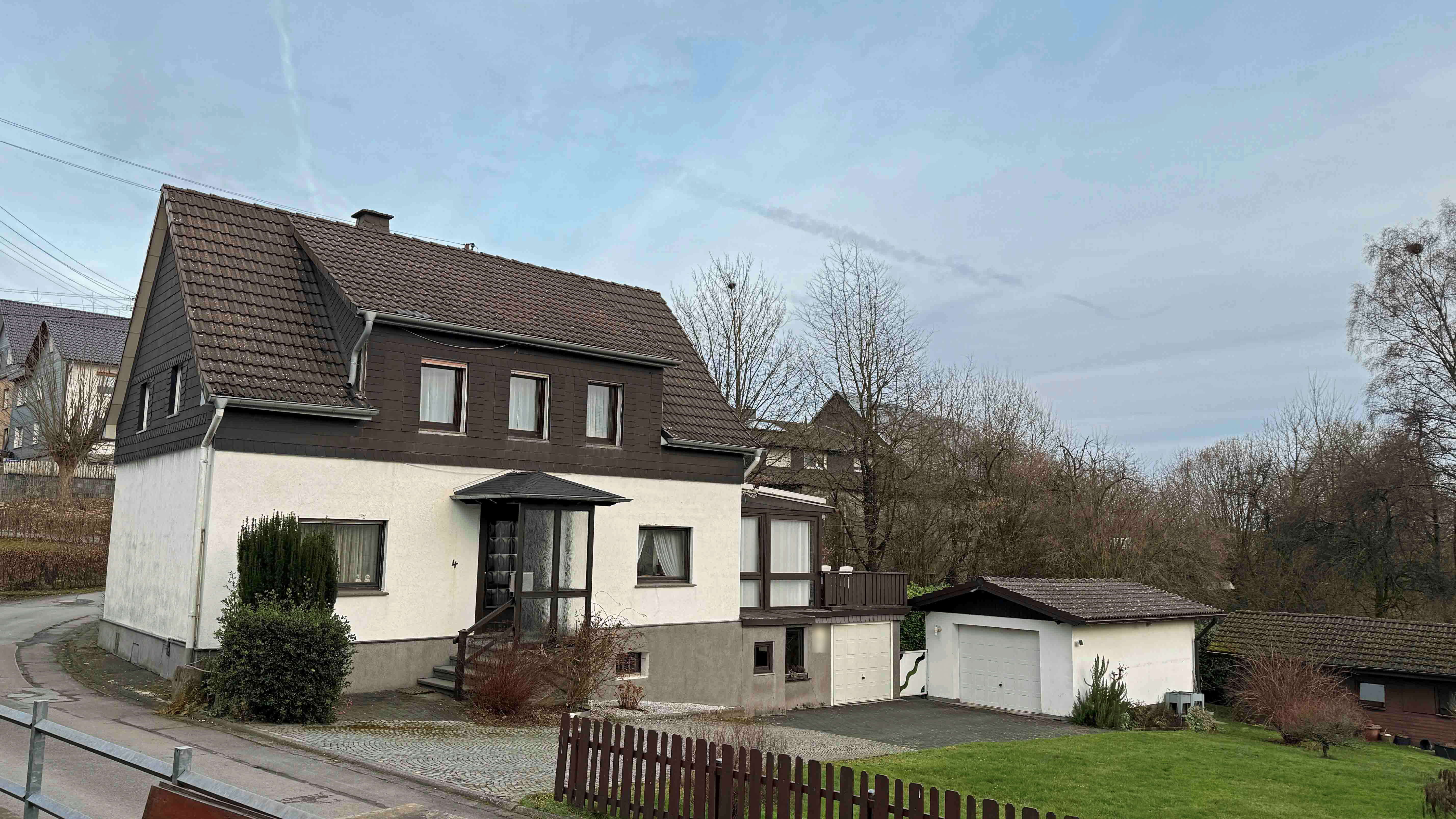 Reichshof-Hahn: Alt, aber gepflegt und lichtdurchflutet, 