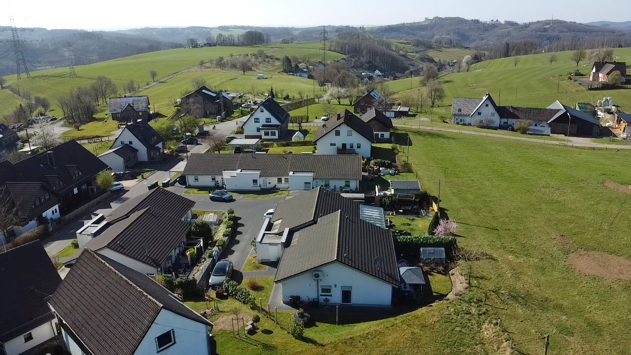 Morsbach-Seifen: Klein aber fein - neuwertiger Bungalow, herrliche Höhenlage in Morsbach-Seifen