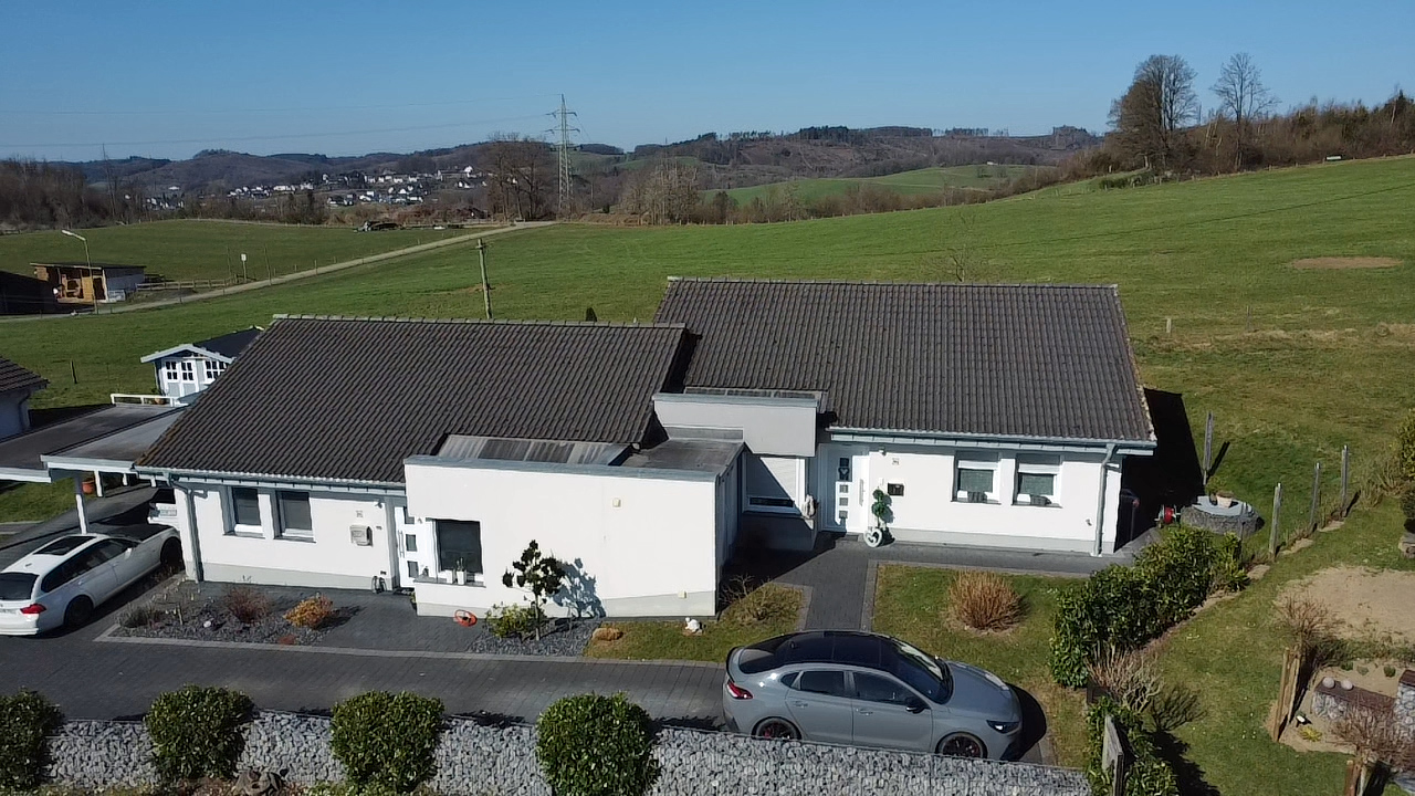 Morsbach-Seifen: Klein aber fein - neuwertiger Bungalow, ...zwei Pkw-Stellplätzen und Vorgarten 