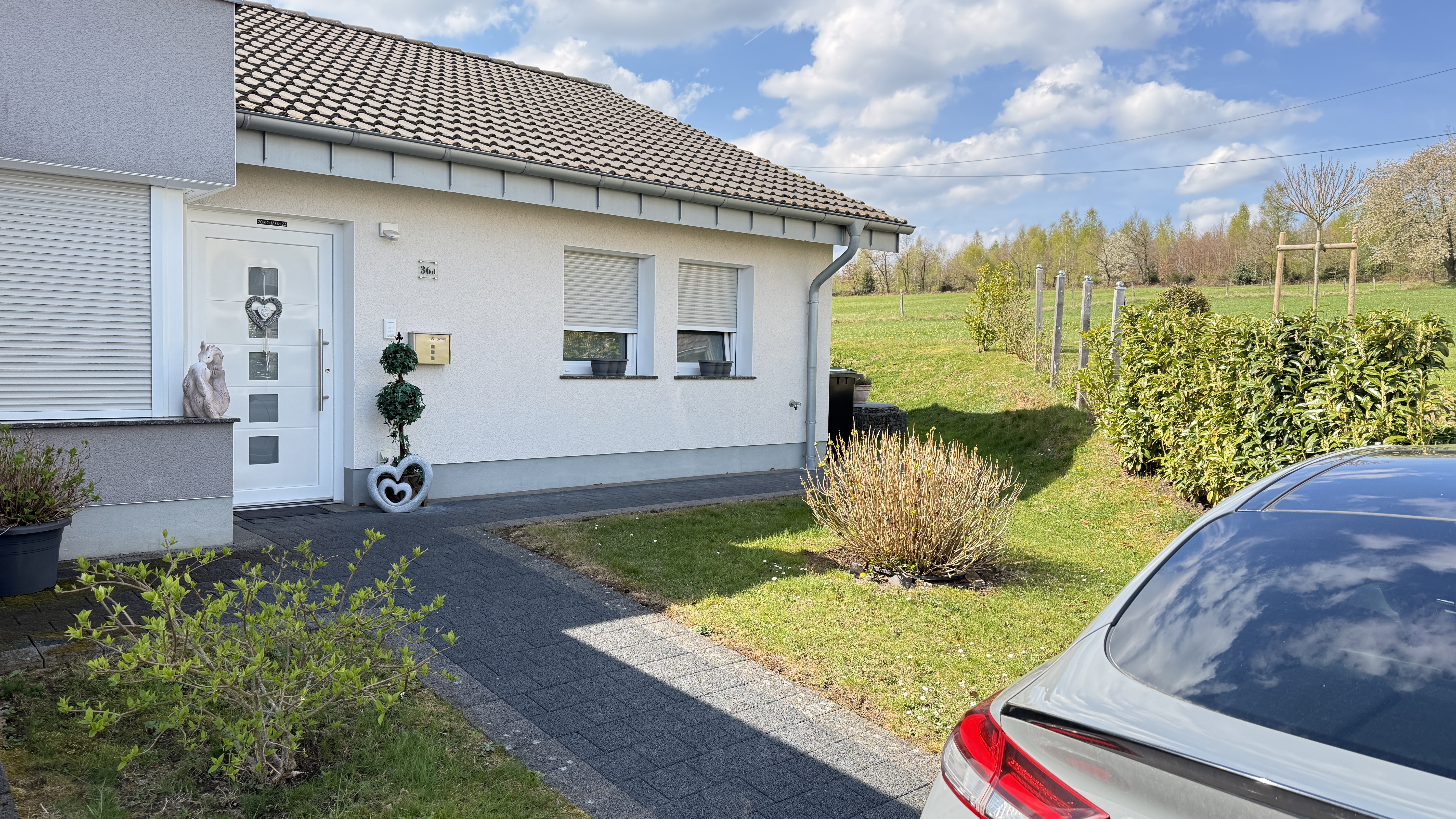 Morsbach-Seifen: Klein aber fein - neuwertiger Bungalow, Vorder-/Eingangsseite mit...