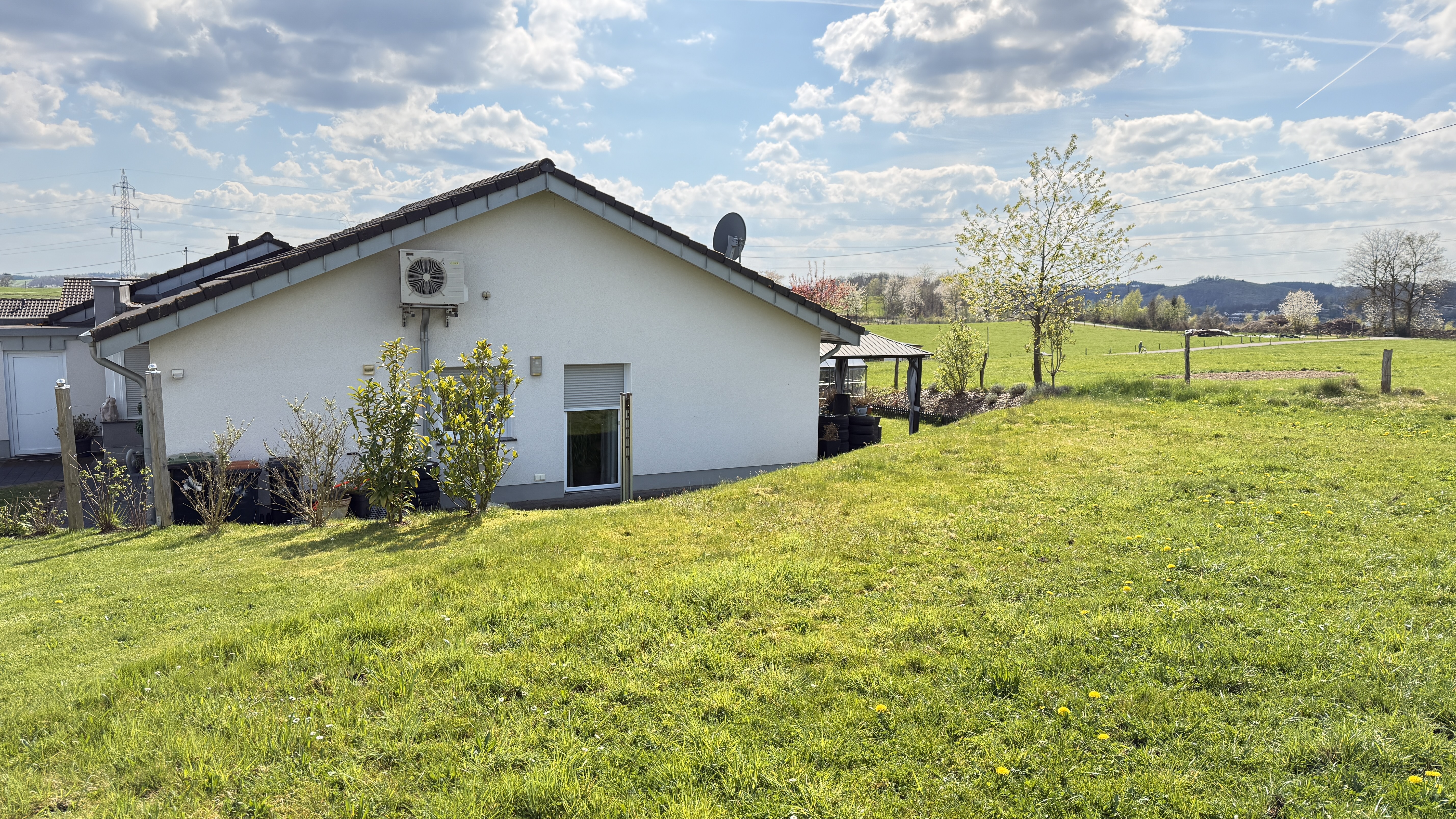 Morsbach-Seifen: Klein aber fein - neuwertiger Bungalow, Weitblick (ausschließlich!) ins Grüne 