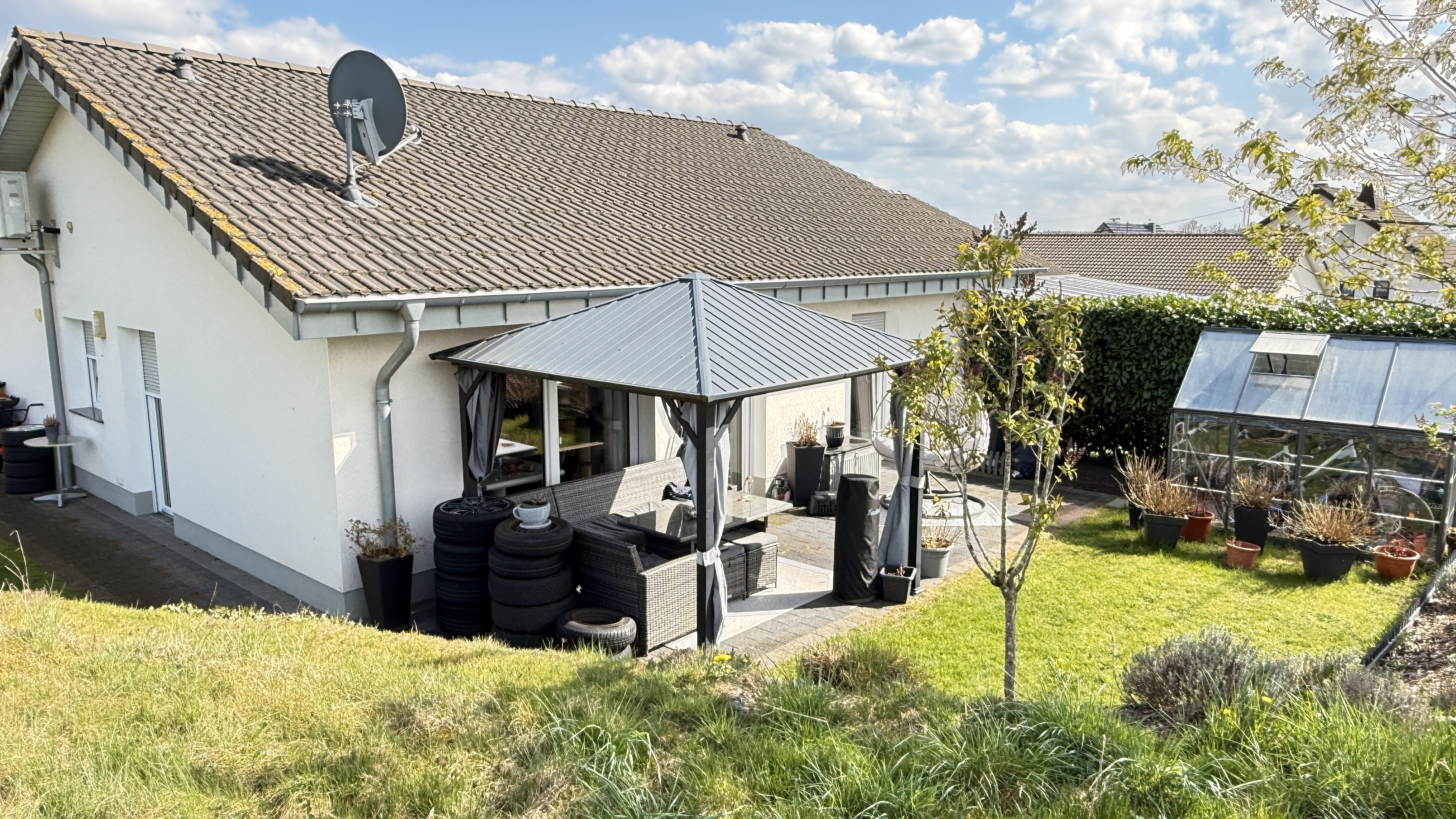 Morsbach-Seifen: Klein aber fein - neuwertiger Bungalow, Hausrück-/Sonnenseite mit Garten und Terrasse