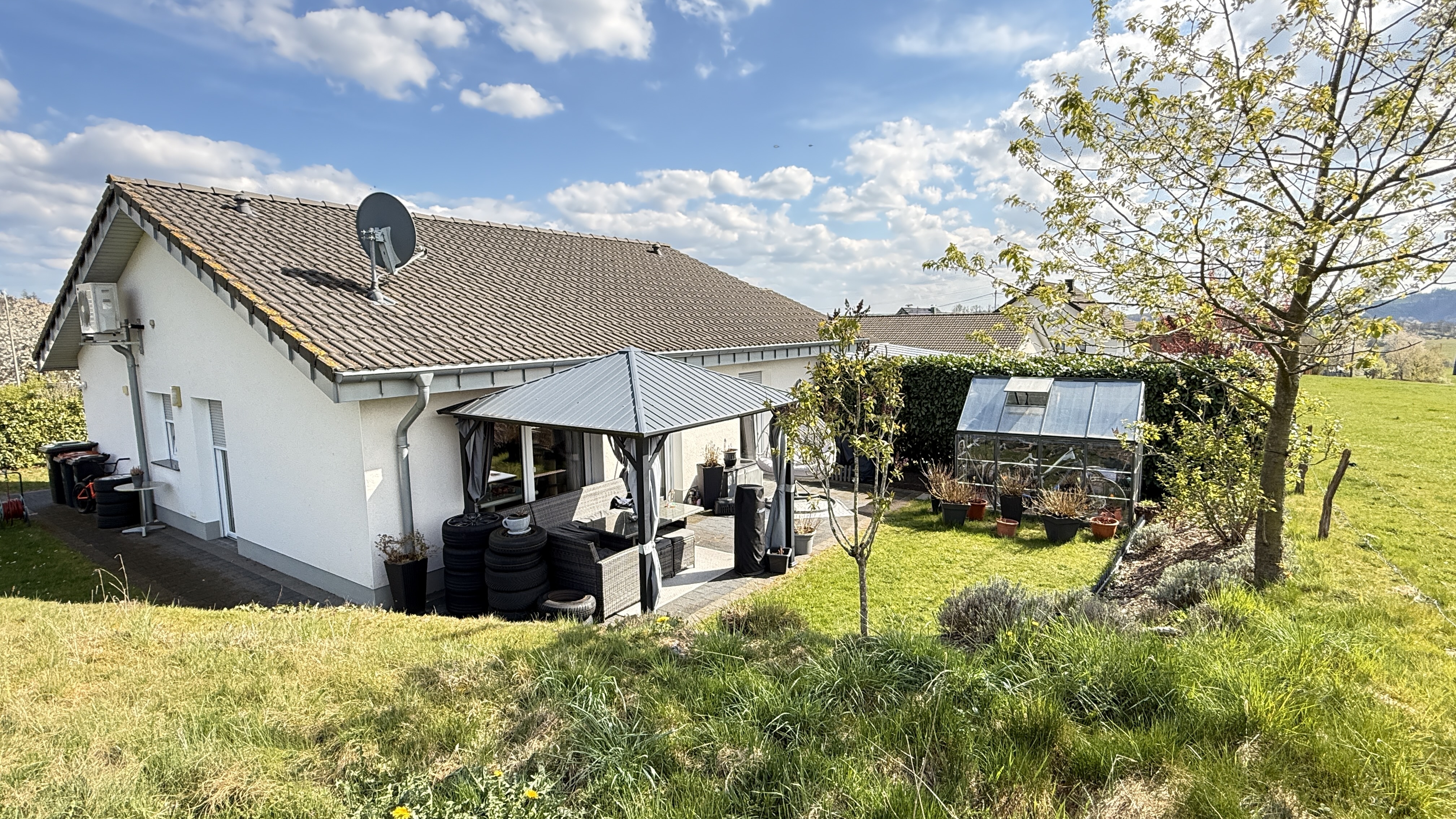 362 2-423 - Morsbach-Seifen: Klein aber fein - neuwertiger Bungalow