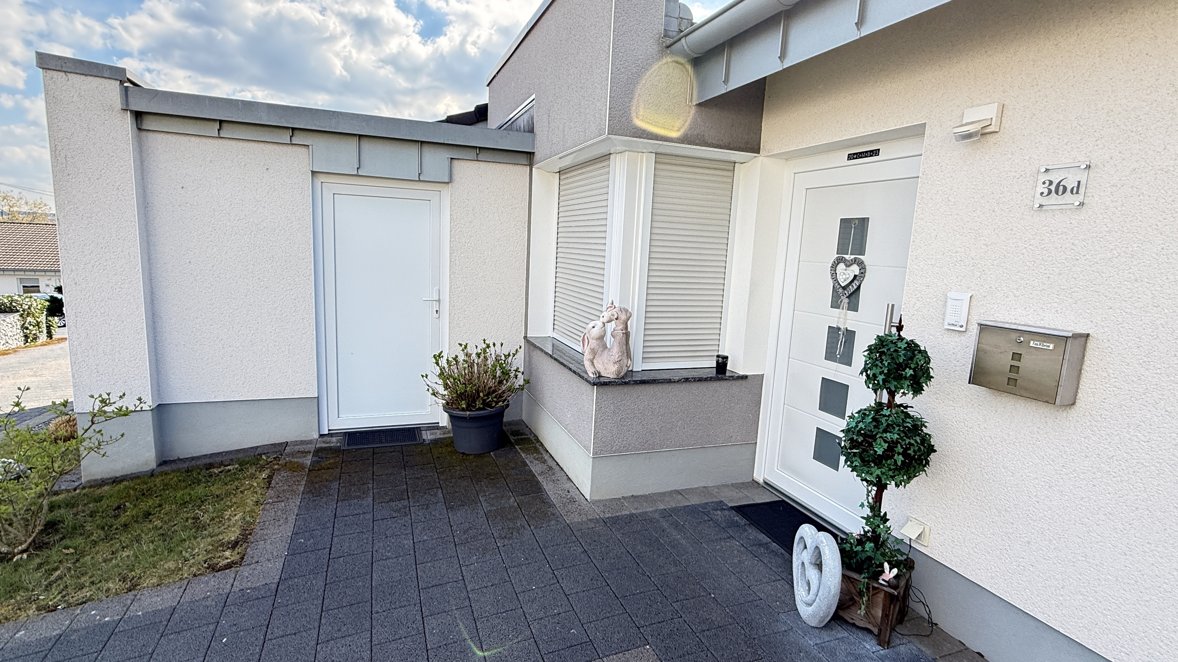 Morsbach-Seifen: Klein aber fein - neuwertiger Bungalow, angebauter Abstellraum (Tür links), als Kellerersatz