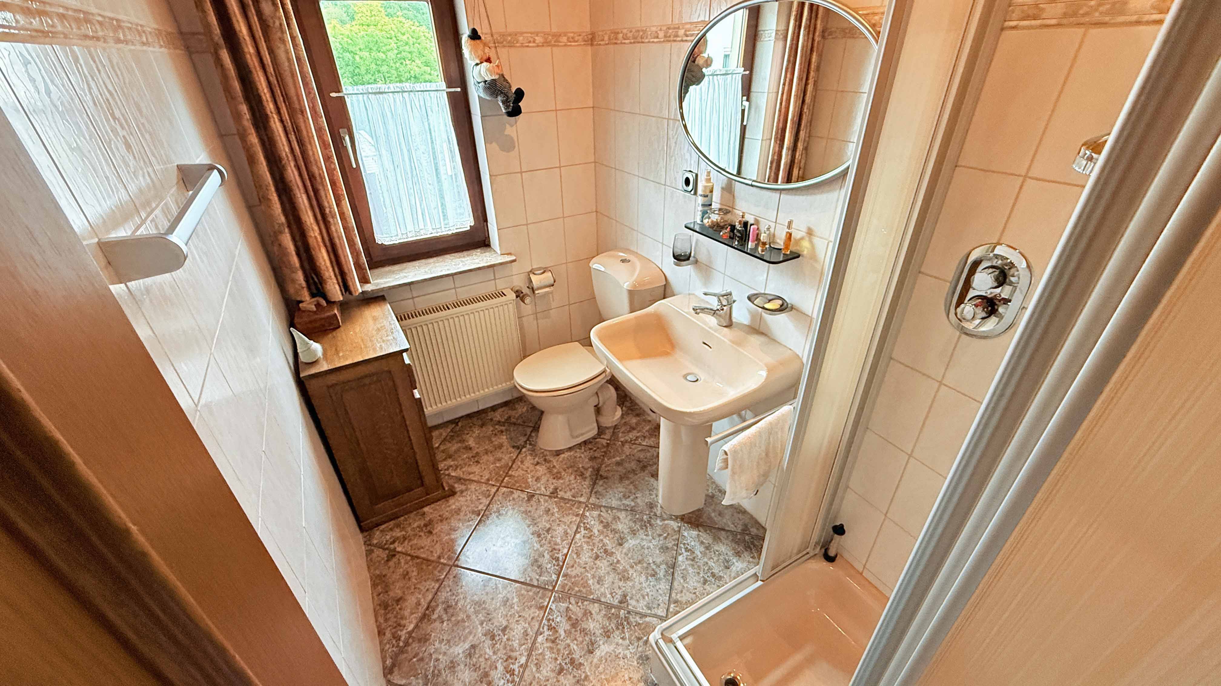 Zum Goldenen Acker - Morsbach: Viel Platz für wenig Geld!, 2 Bäder im EG: Gäste-WC mit Dusche und... 