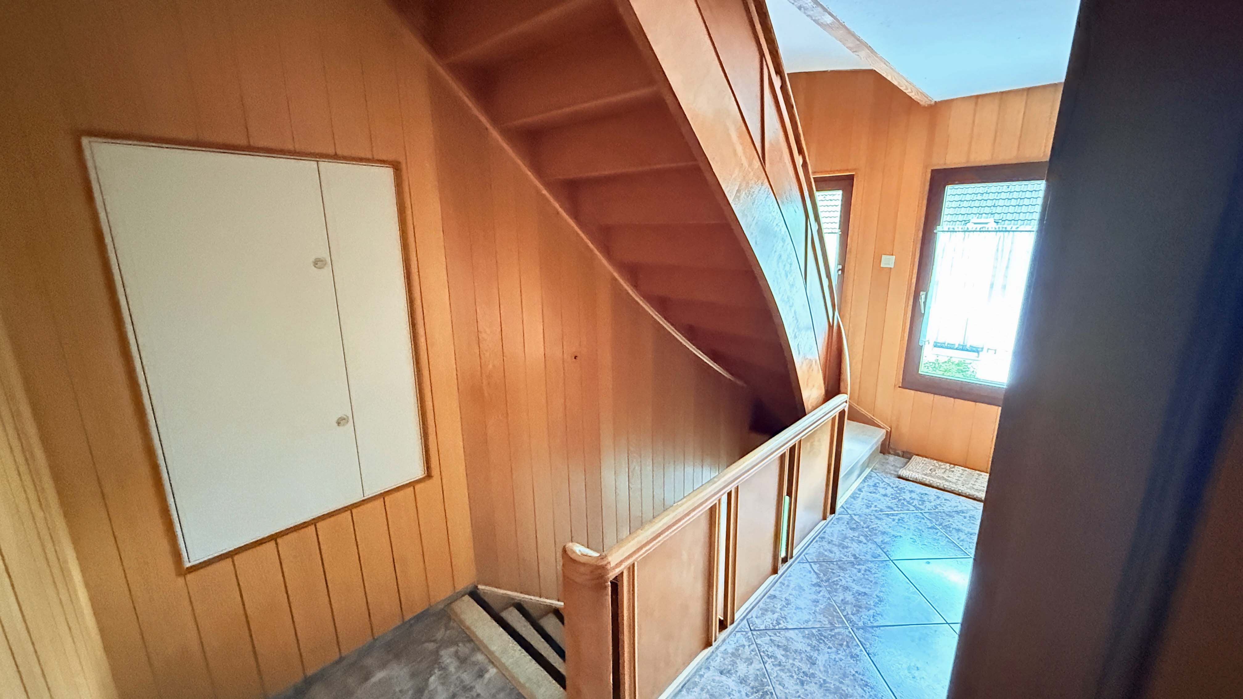 Zum Goldenen Acker - Morsbach: Viel Platz für wenig Geld!, separates Treppenhaus, verbindet alle 3 Etagen