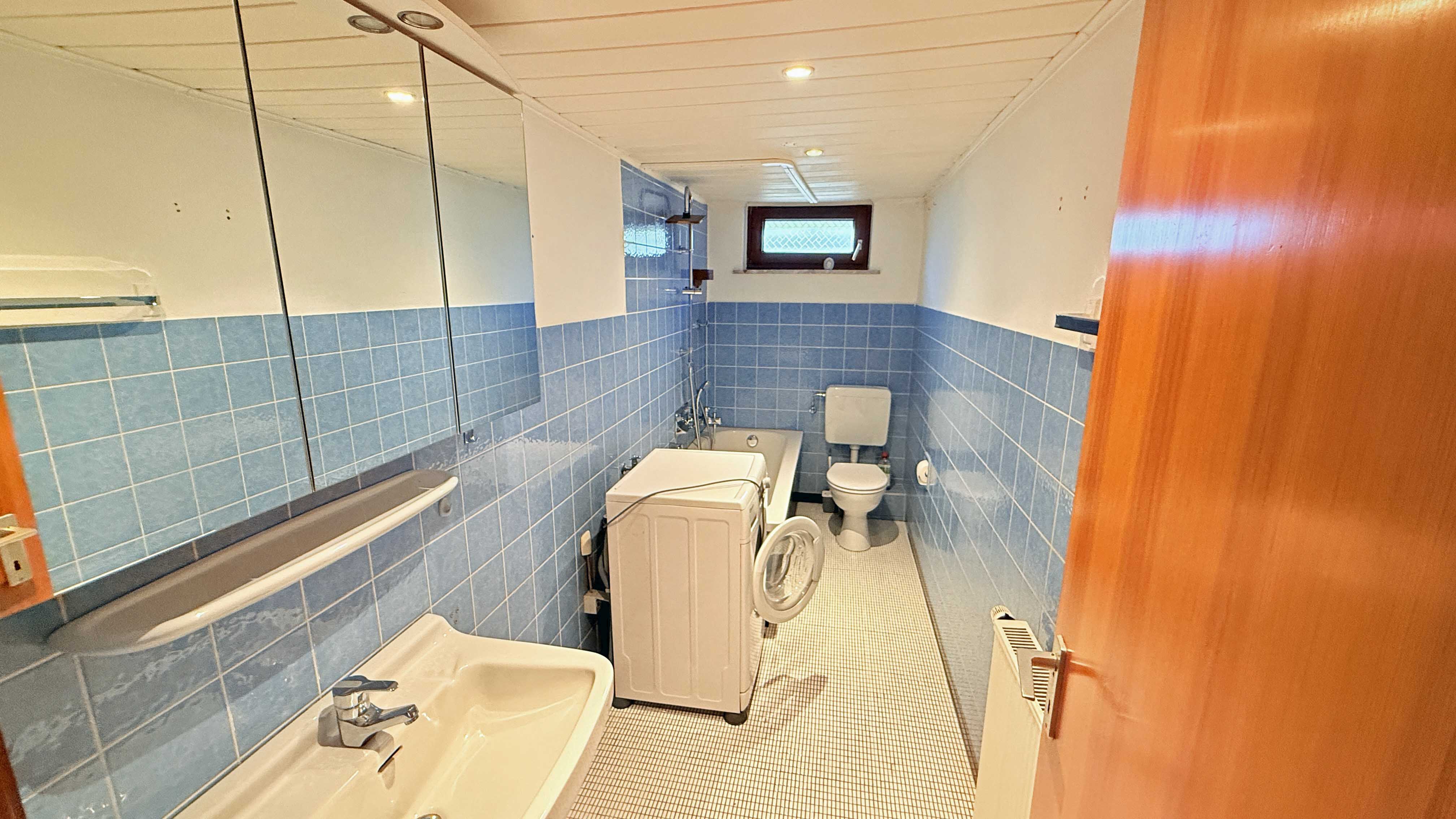 Zum Goldenen Acker - Morsbach: Viel Platz für wenig Geld!, ...Badezimmer aus den 70er Jahren