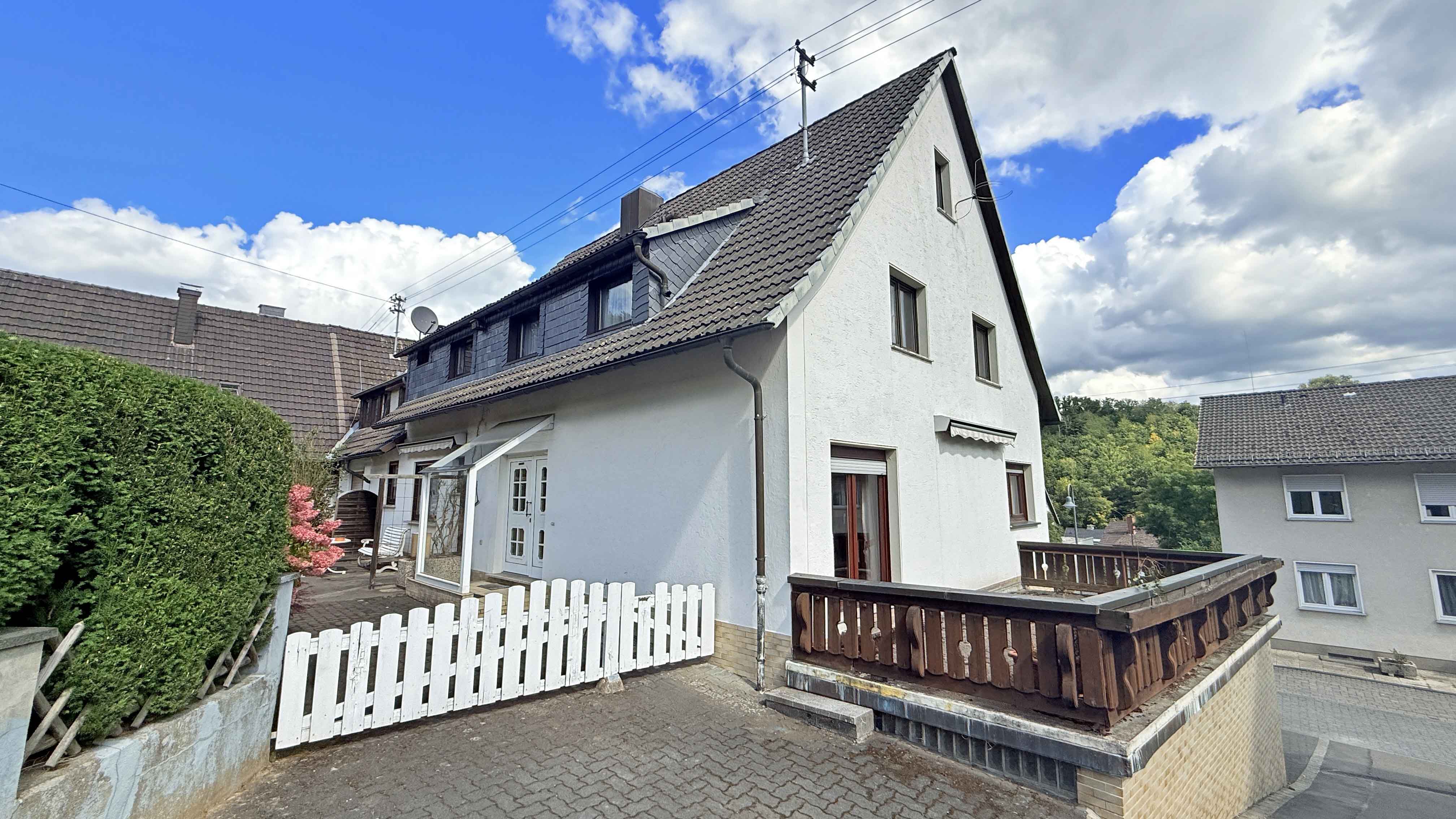 Zum Goldenen Acker - Morsbach: Viel Platz für wenig Geld!, Rückseite: separater Eingang zur Hauptwohnung EG