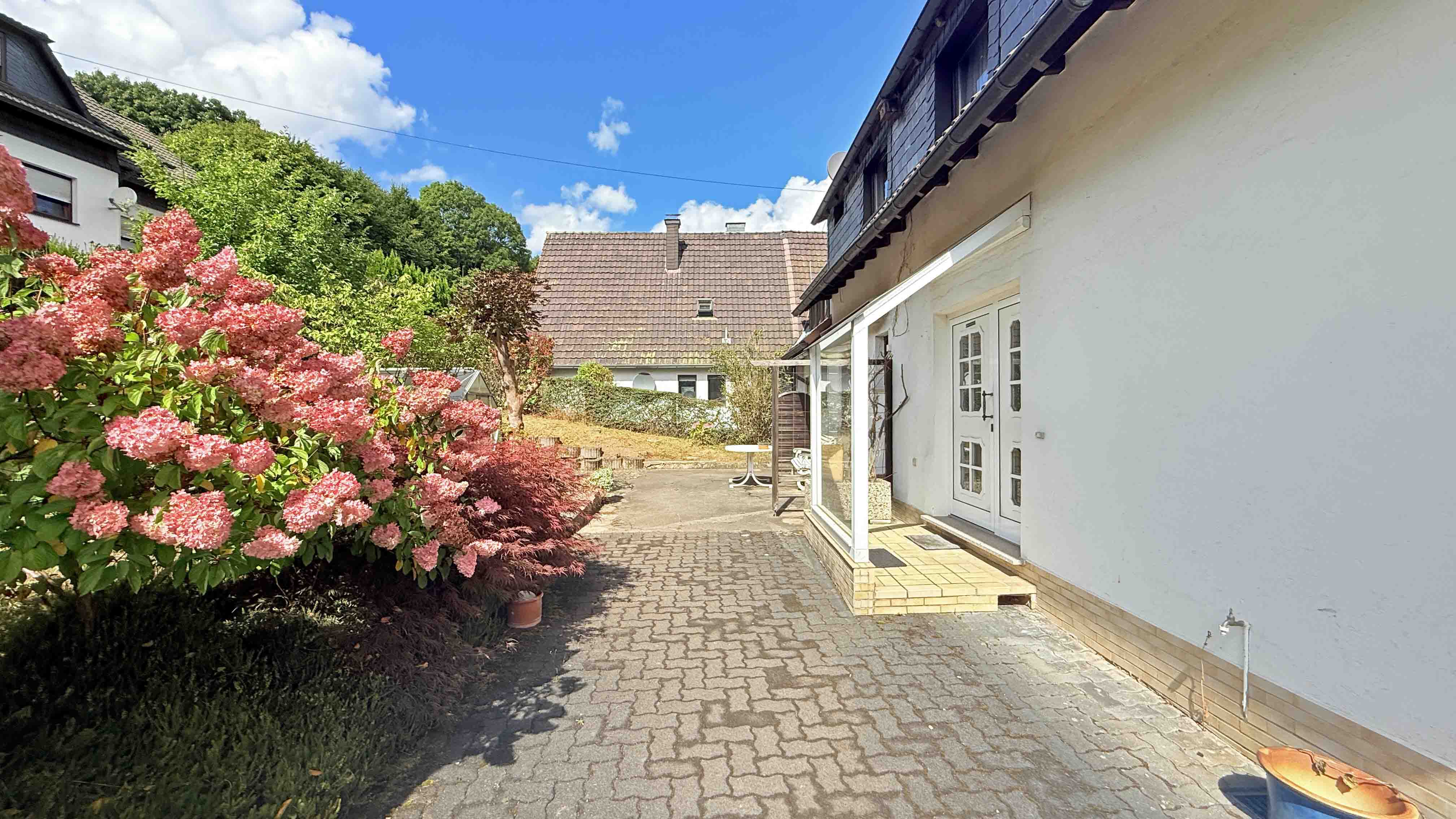 Zum Goldenen Acker - Morsbach: Viel Platz für wenig Geld!, Separater Eingang zur 133 m² großen Hauptwohnung