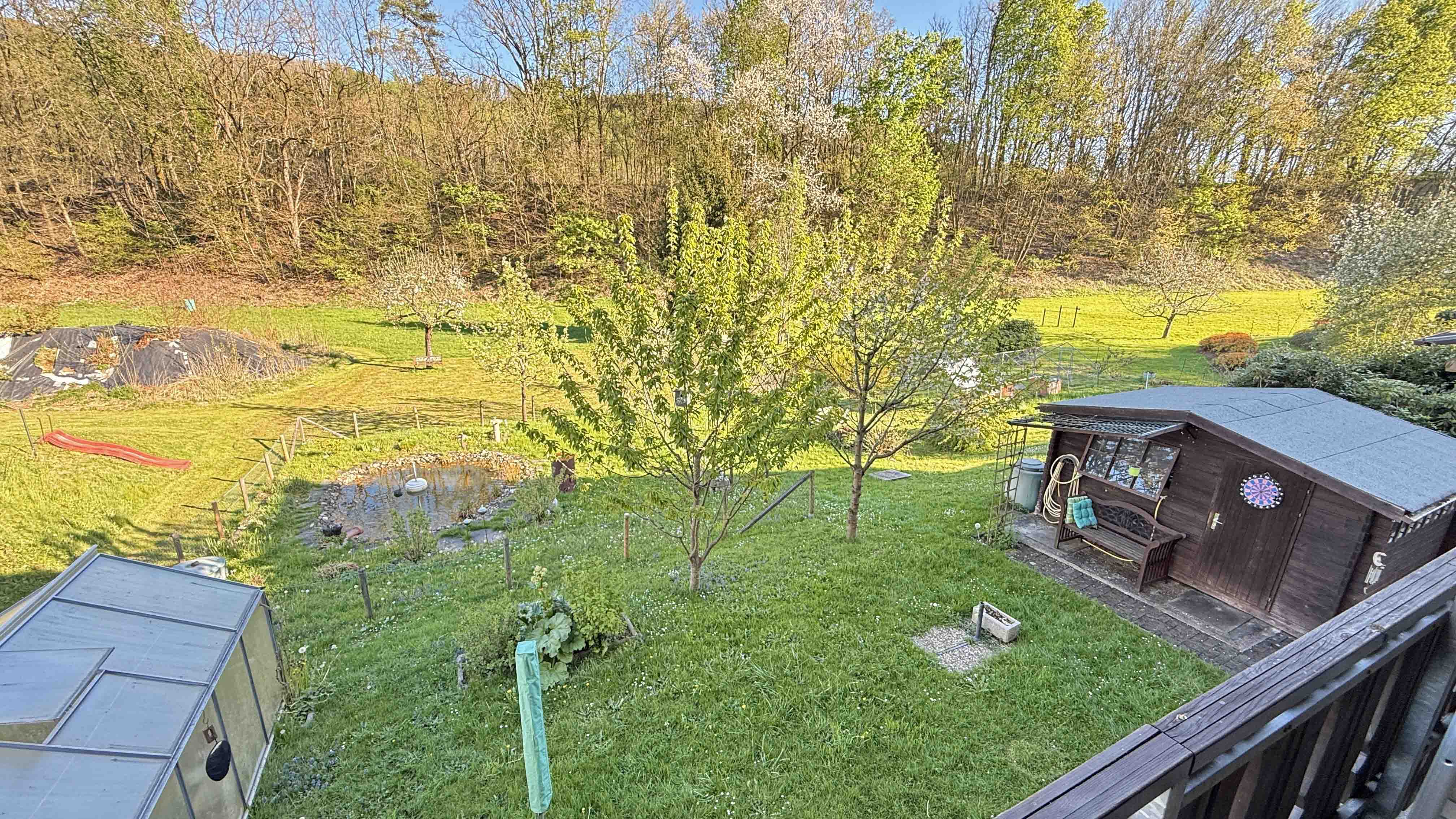 Morsbach-Heide: Einfamiliehaus auf 1.185 m² Gartengrundstück, Blick in den großen, ebenen Garten mit...