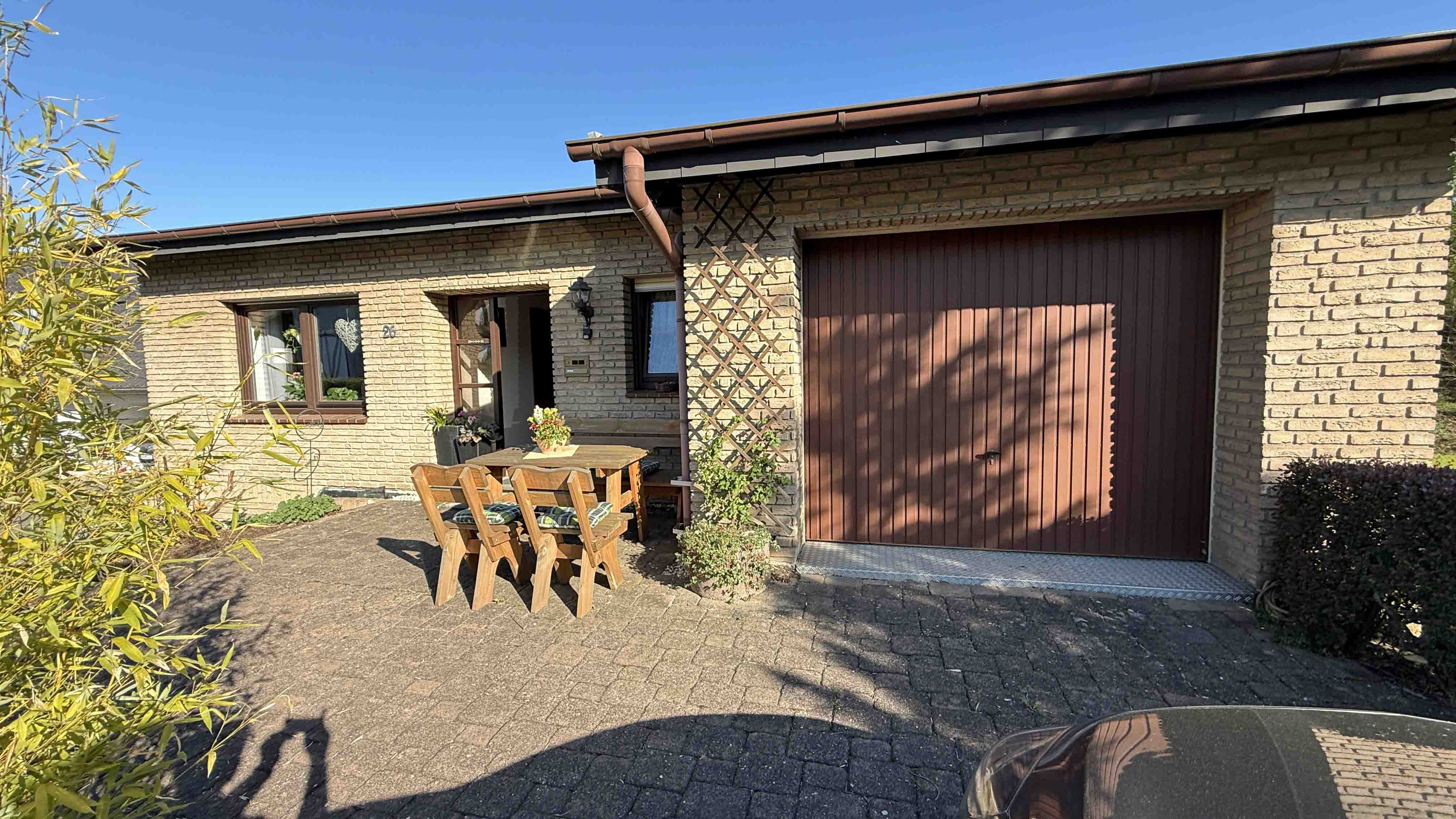 Morsbach-Heide: Einfamiliehaus auf 1.185 m² Gartengrundstück, Eingangsbereich mit Terrasse
