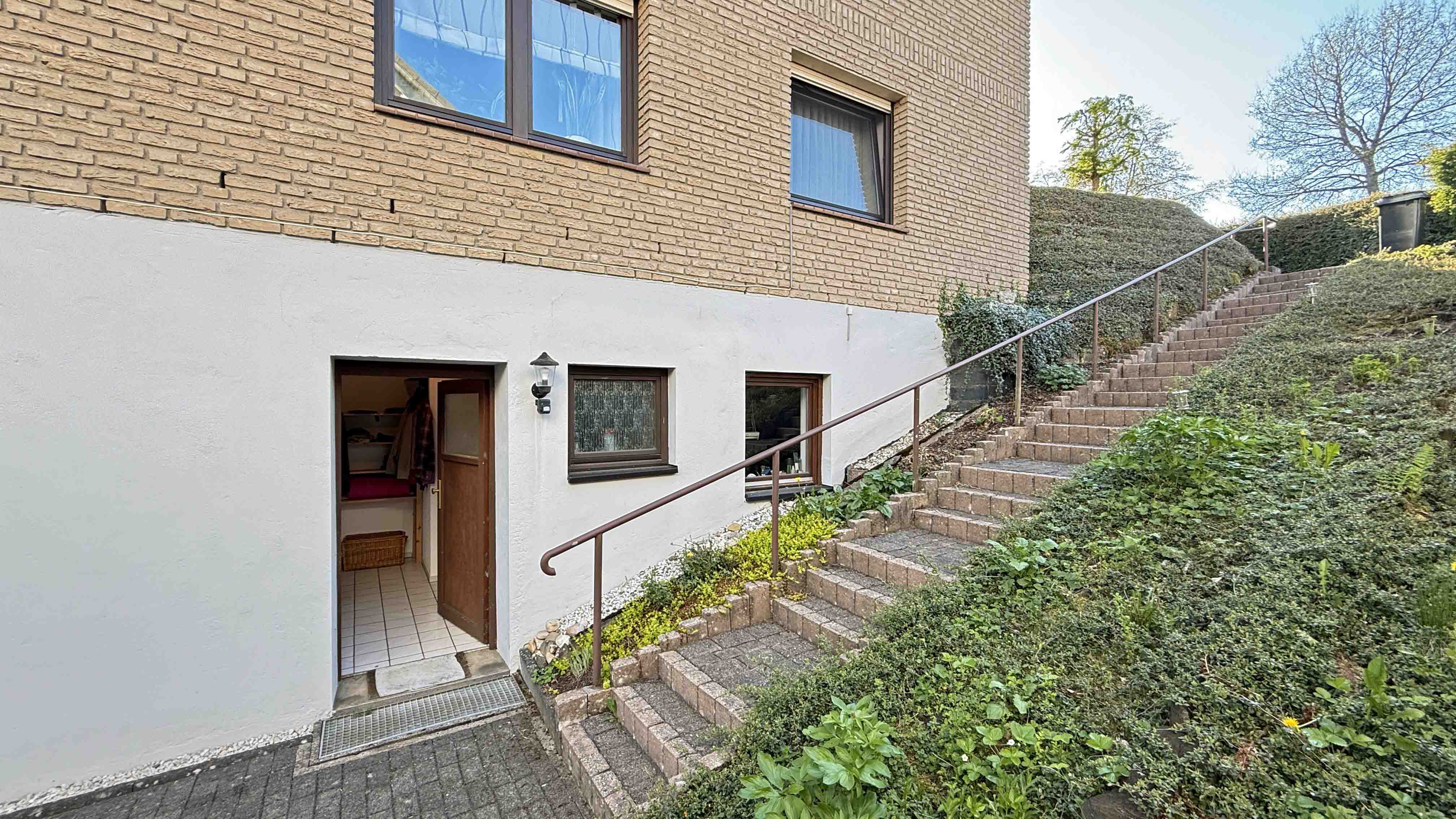Morsbach-Heide: Einfamiliehaus auf 1.185 m² Gartengrundstück, Treppe zur Einliegerwohnung im Souterrain